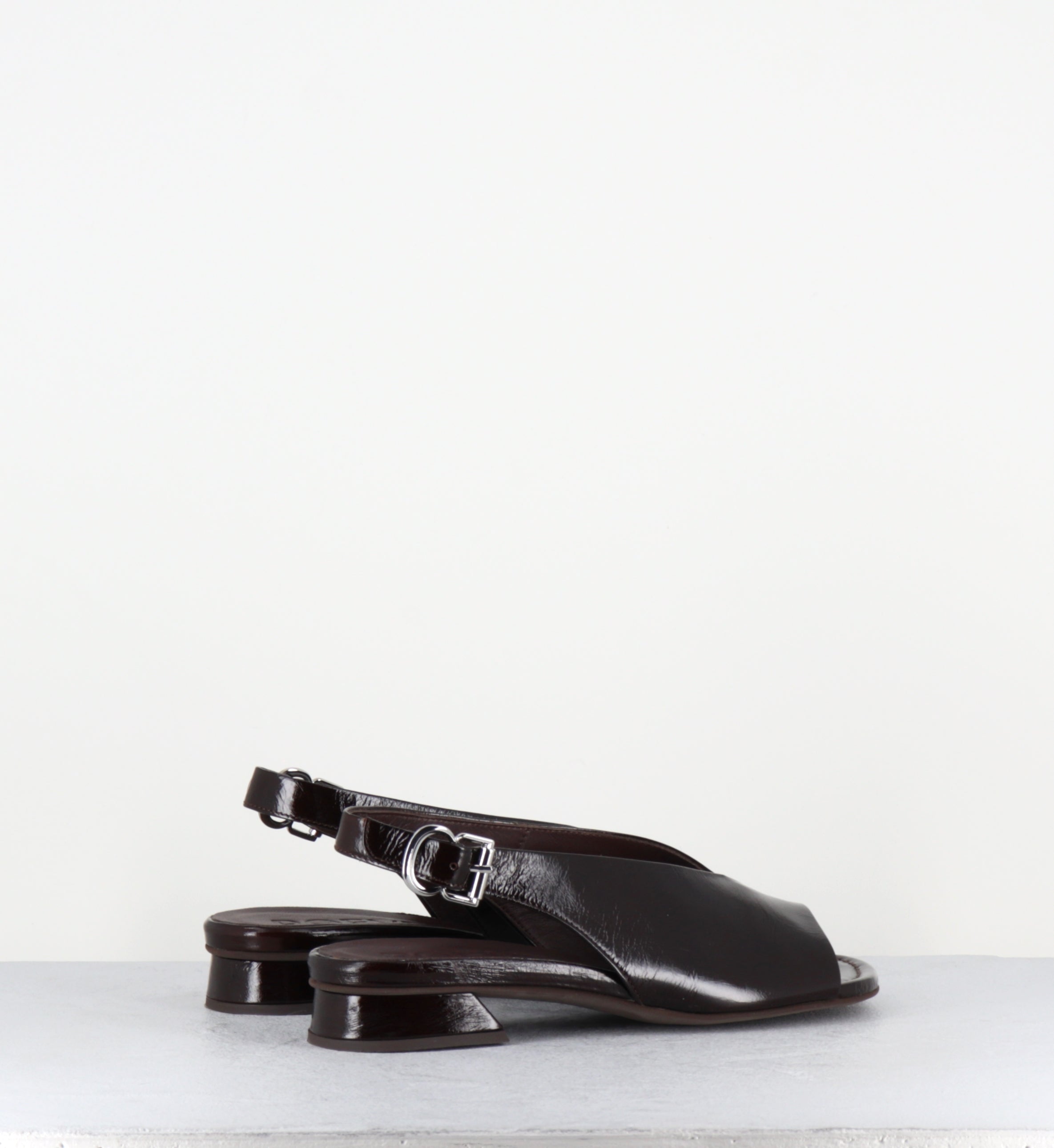 Sandales en cuir vernis marron asymétrique - 10MM22 VENICE MOGANO