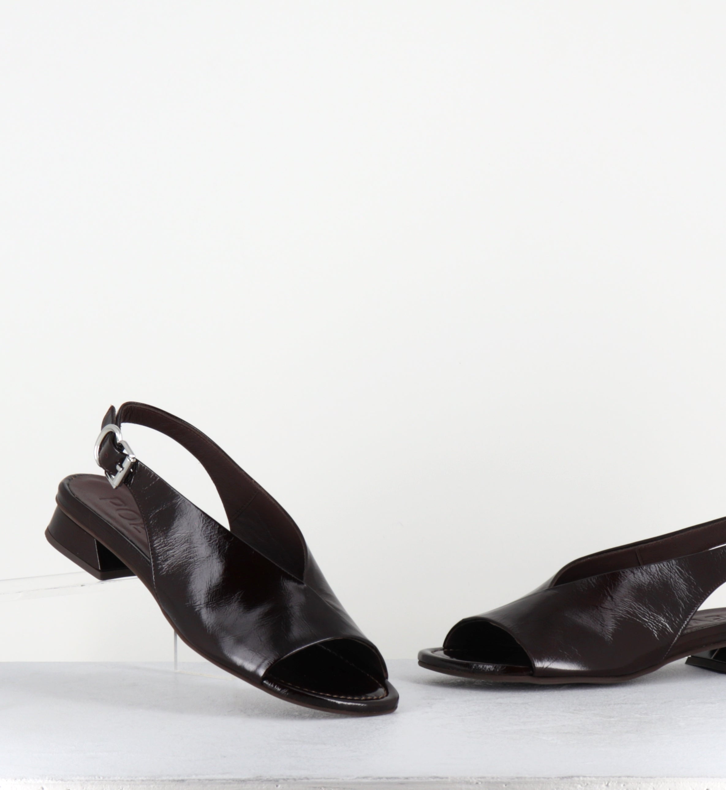 Sandales en cuir vernis marron asymétrique - 10MM22 VENICE MOGANO