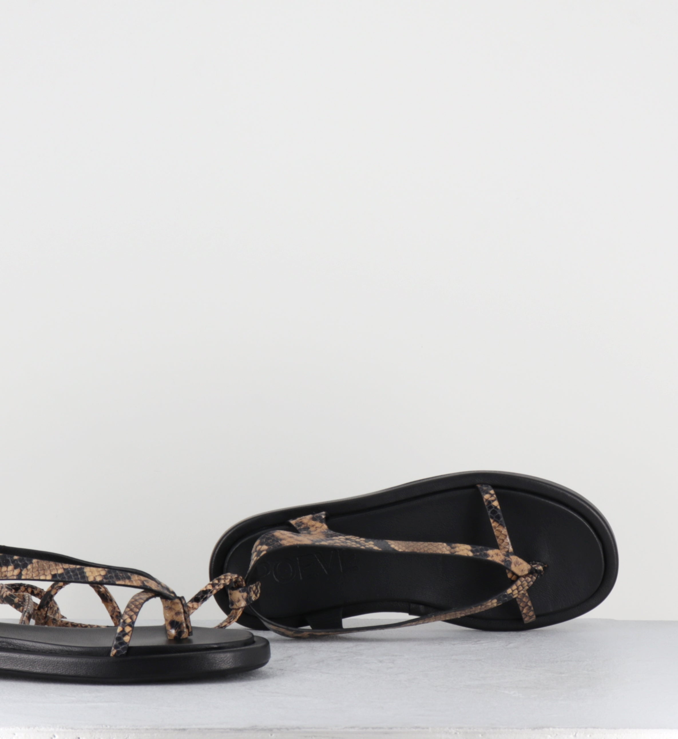 Sandales plates en cuir noir - ARE10 DIAMANTE SABBIA