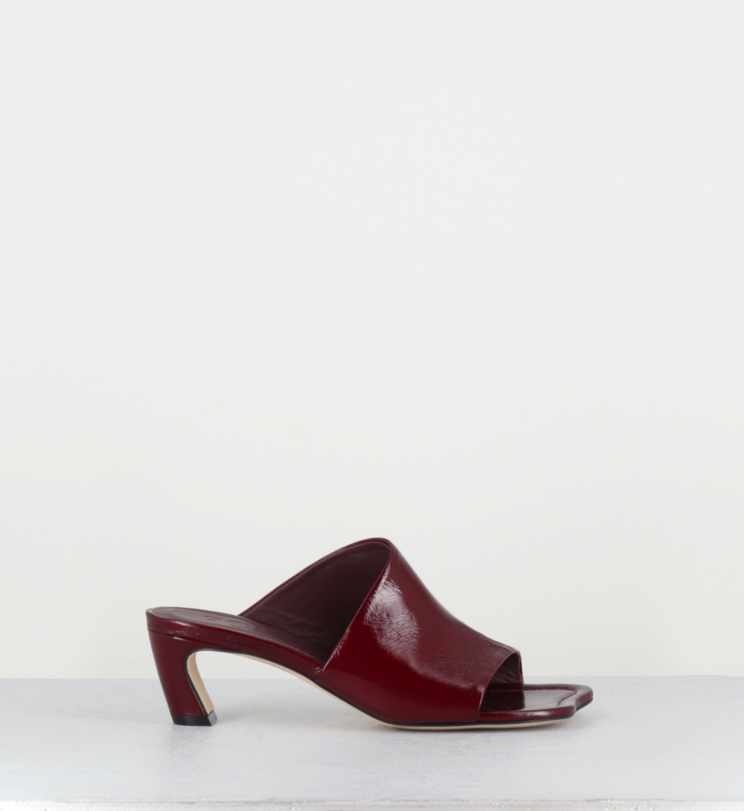 Mules en cuir bordeaux bout anatomique talon virgule - E24 VENICE RUBINO