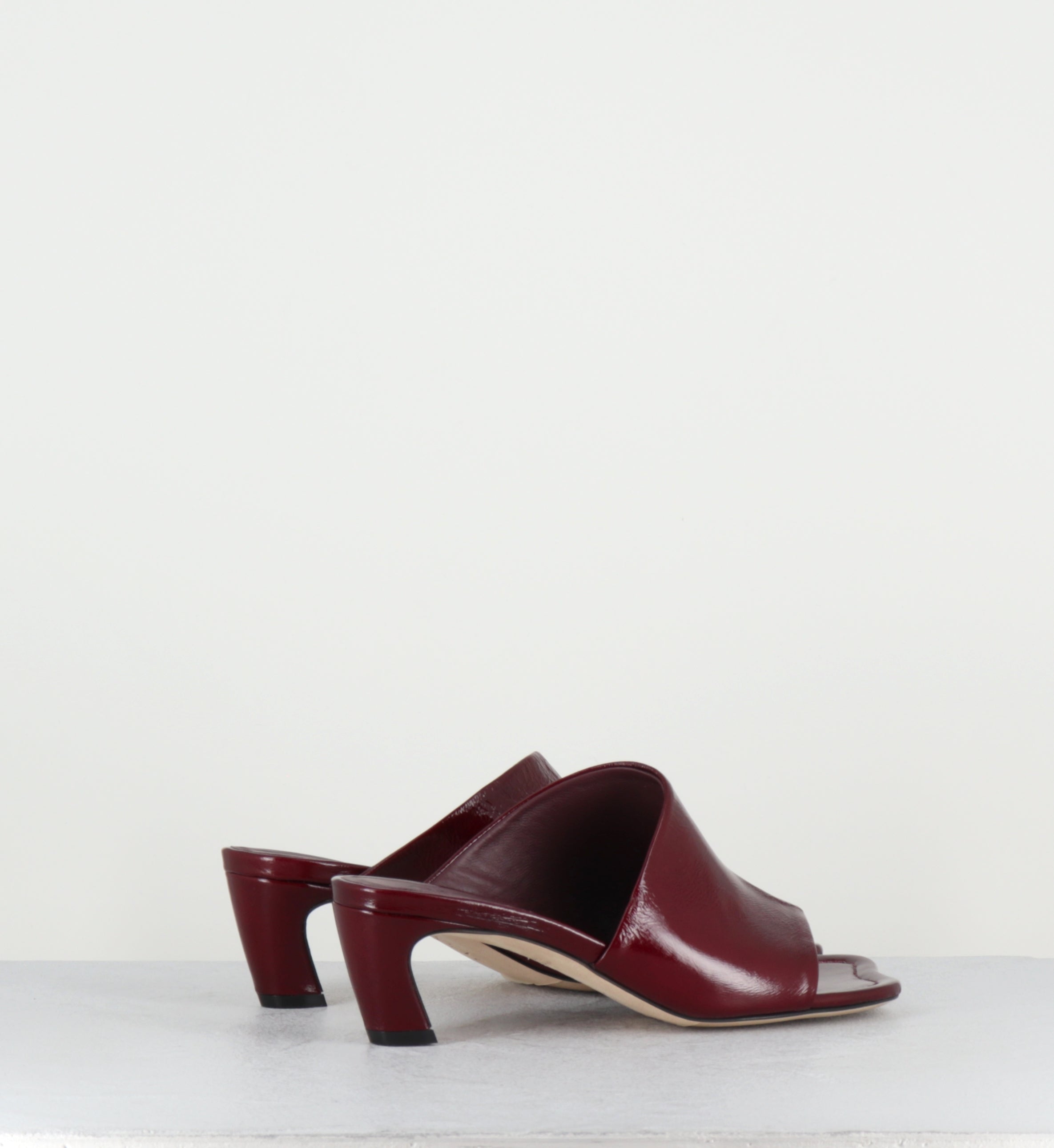 Mules en cuir bordeaux bout anatomique talon virgule - E24 VENICE RUBINO