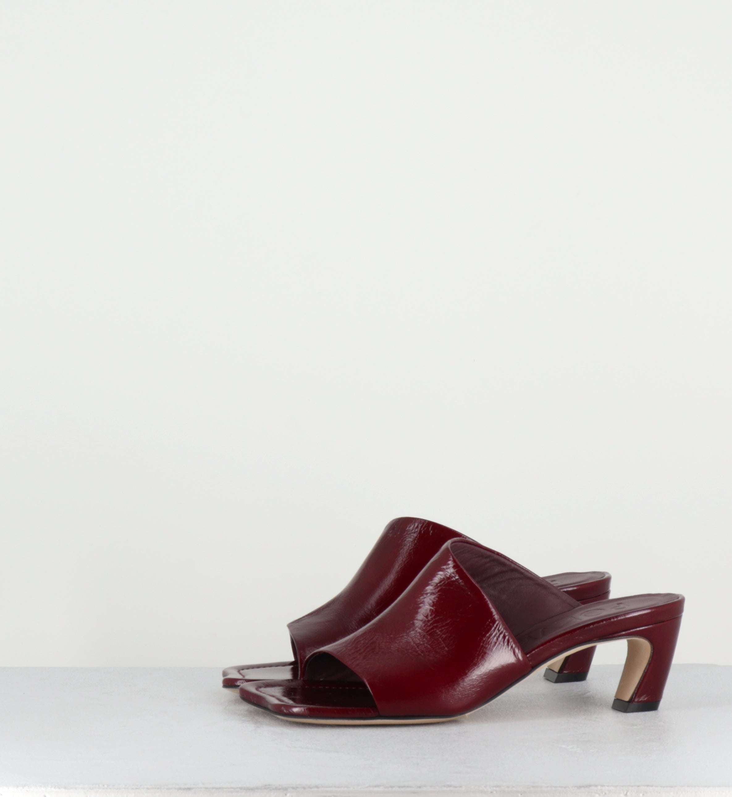 Mules en cuir bordeaux bout anatomique talon virgule - E24 VENICE RUBINO
