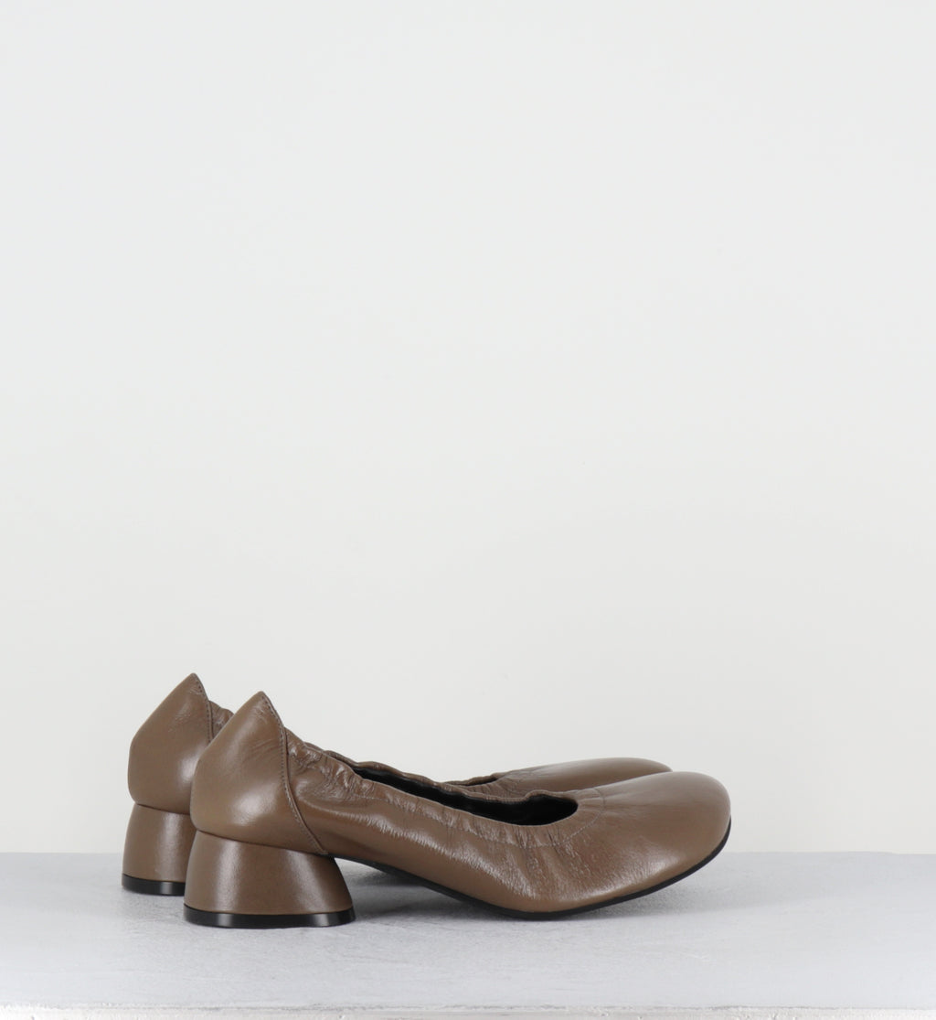 Escarpins petit talon cuir khaki - LH10M VENICE POIVRE