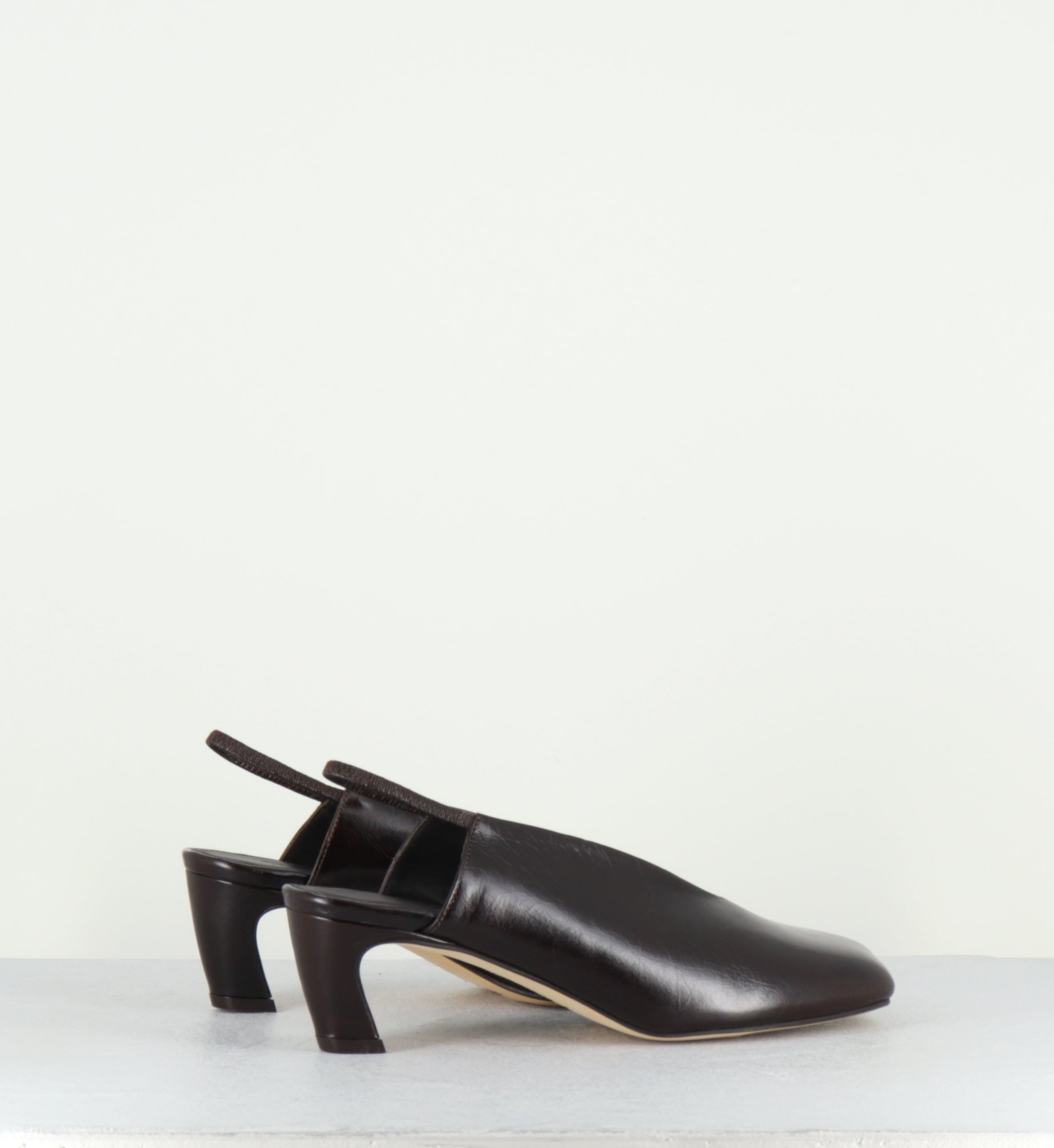 Slingback en cuir marron bout anatomique petit talon - TEL44 NAPPA MOGANO