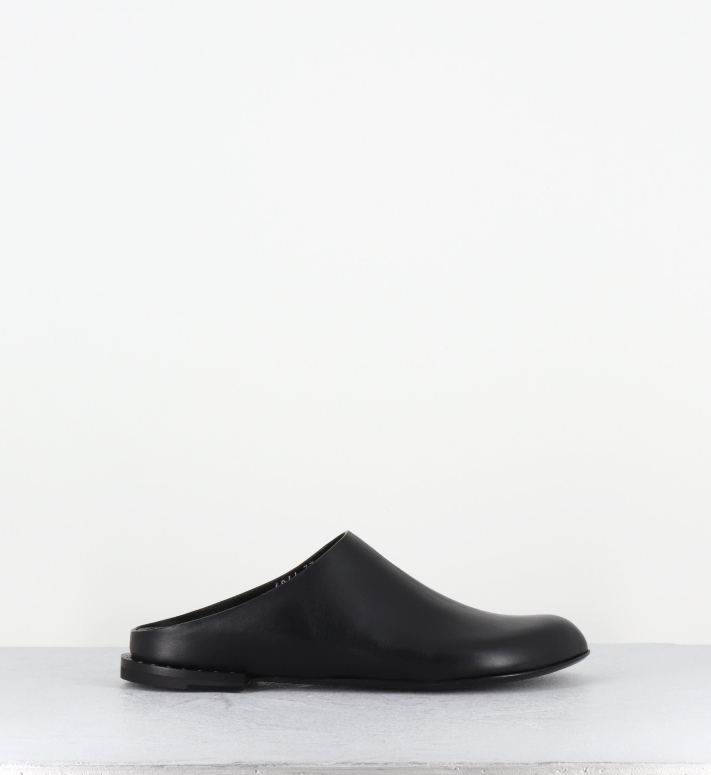 Mules en cuir noir plates - M6944 GARDA NERO