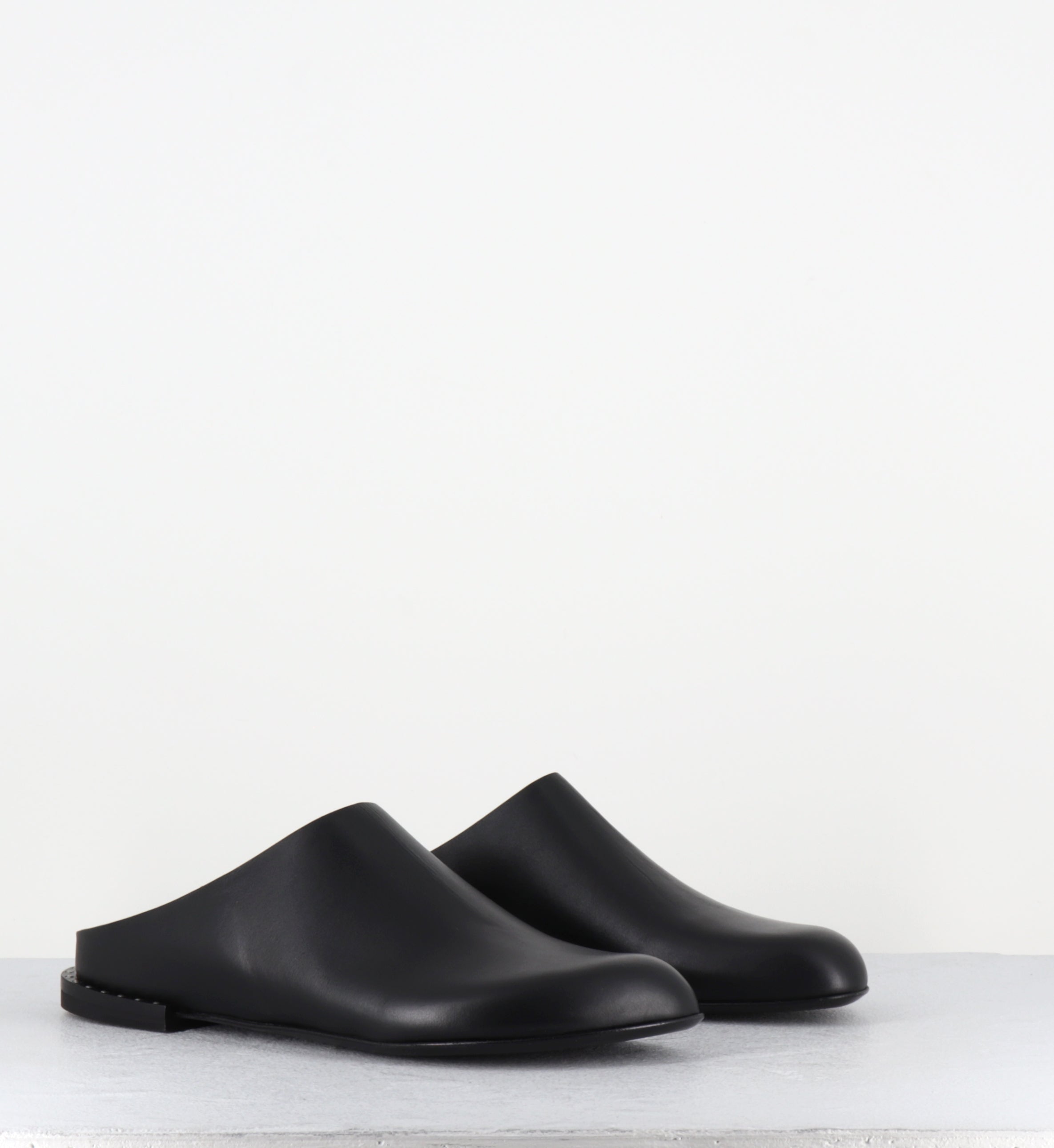 Mules en cuir noir plates - M6944 GARDA NERO