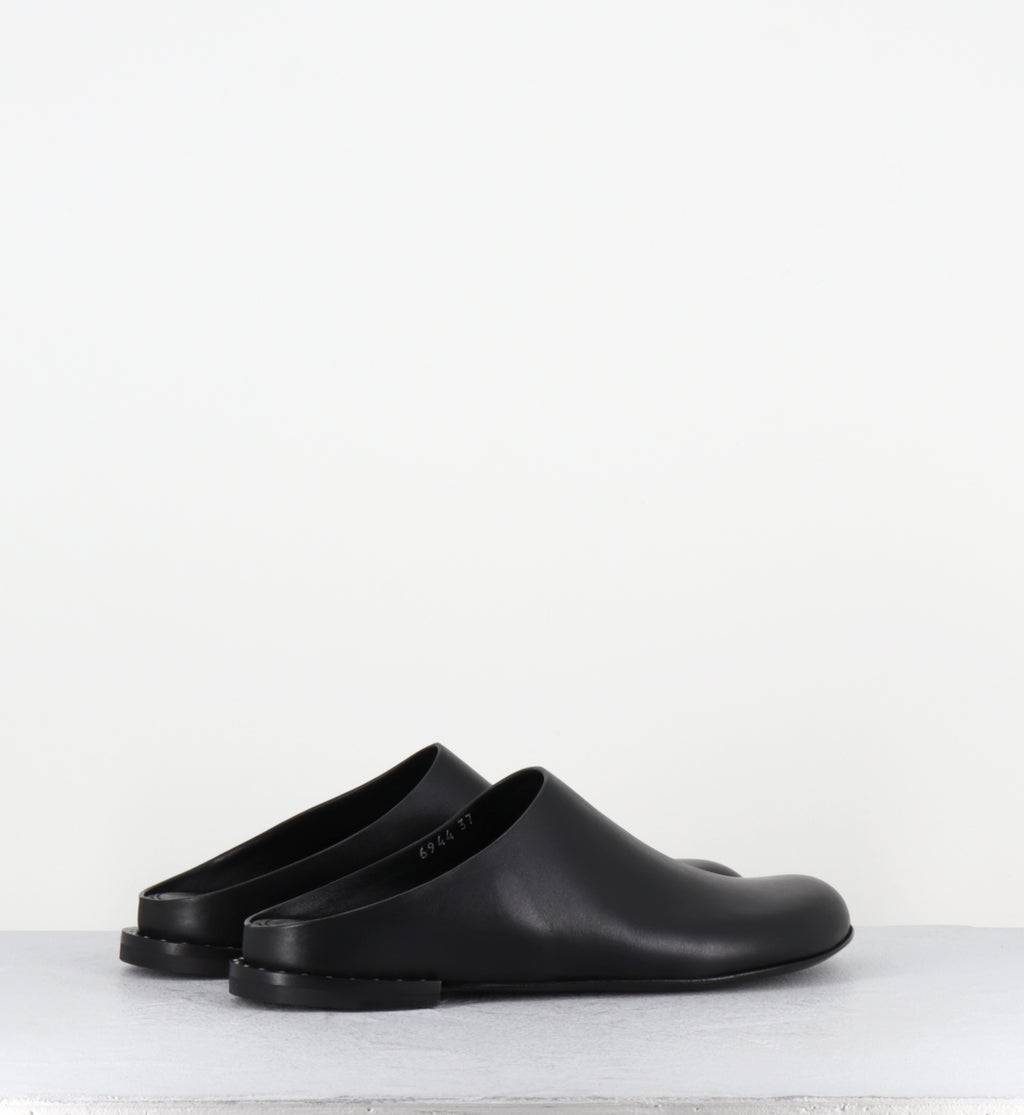 Mules en cuir noir plates - M6944 GARDA NERO