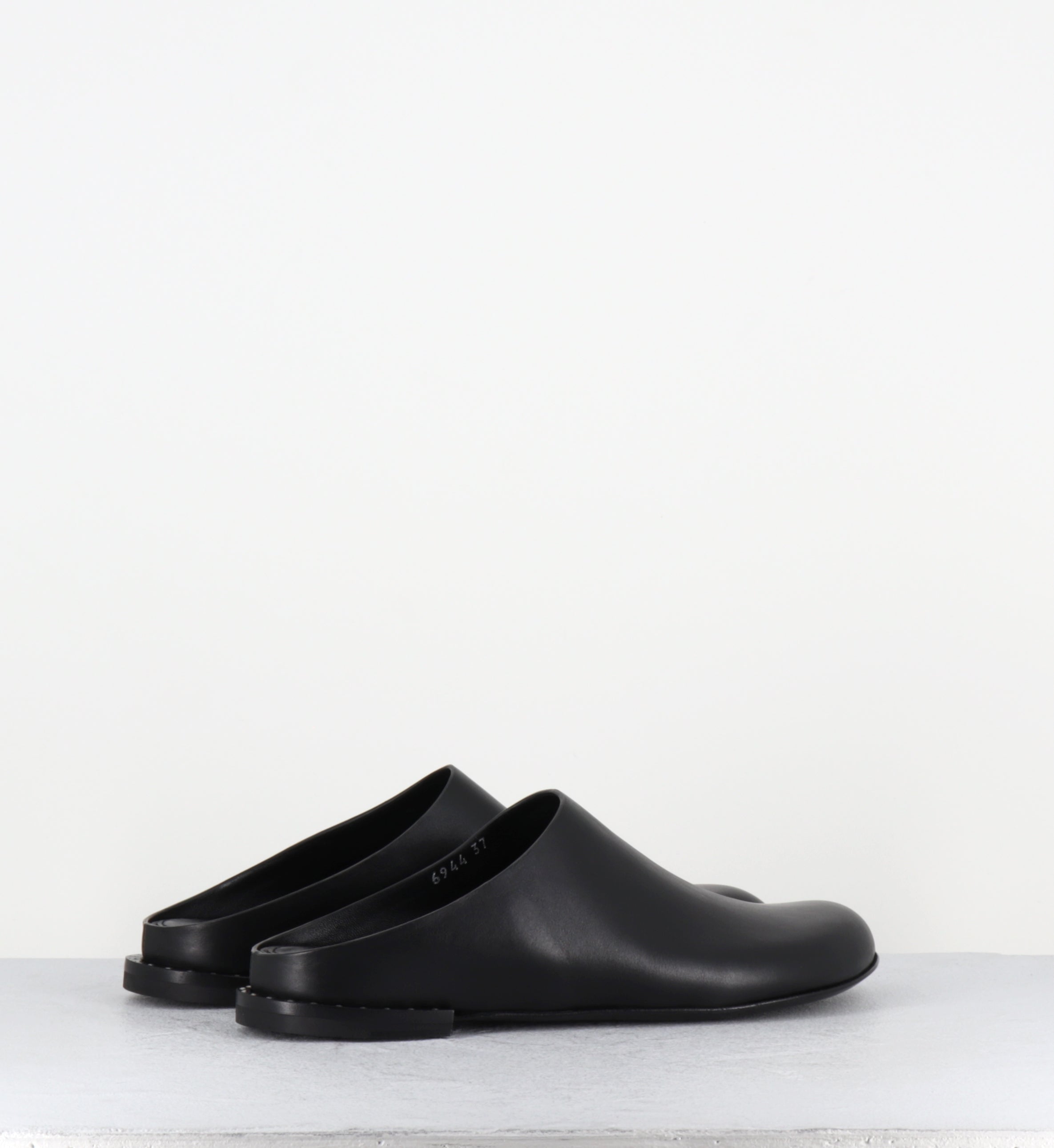 Mules en cuir noir plates - M6944 GARDA NERO