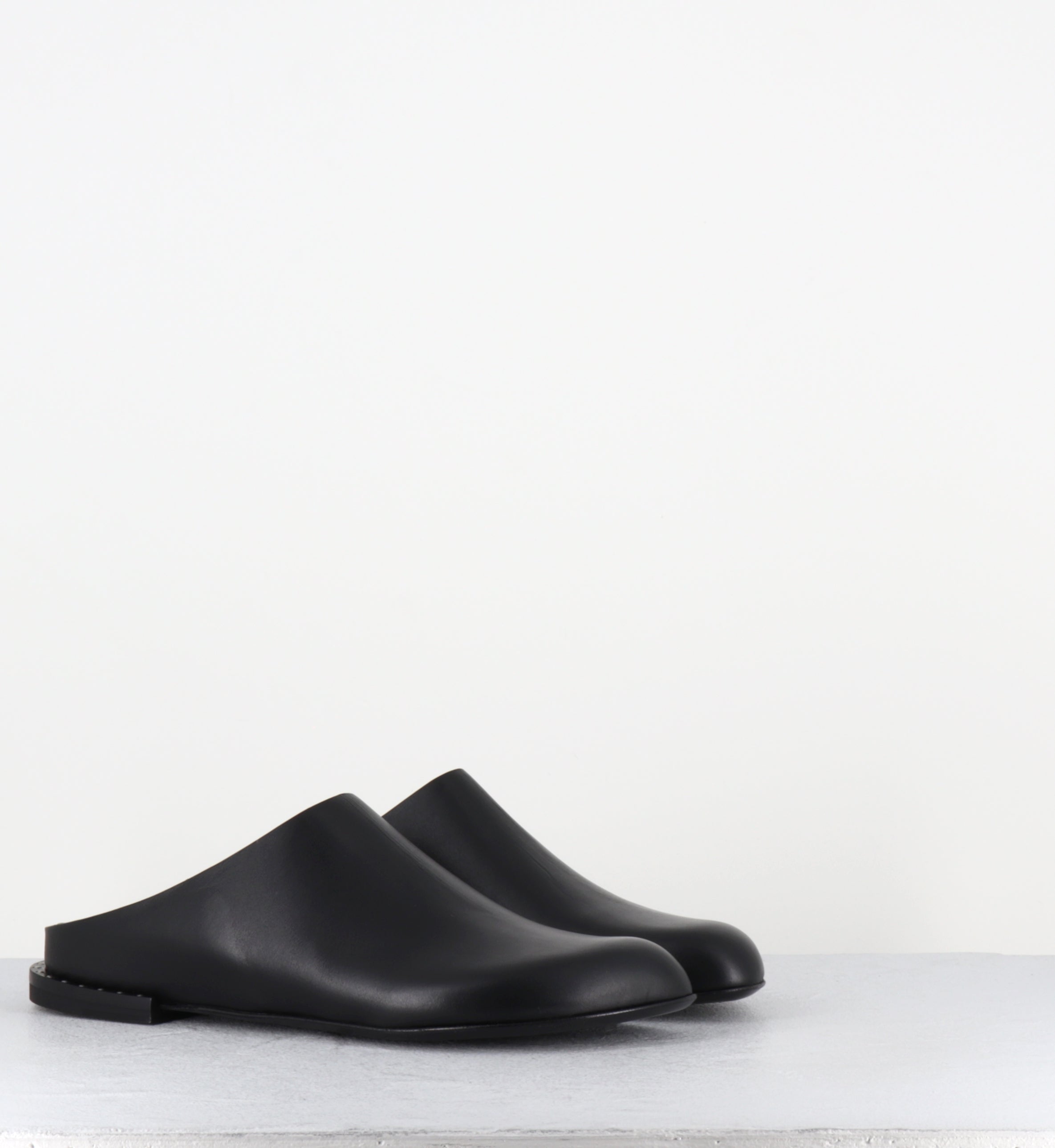 Mules en cuir noir plates - M6944 GARDA NERO