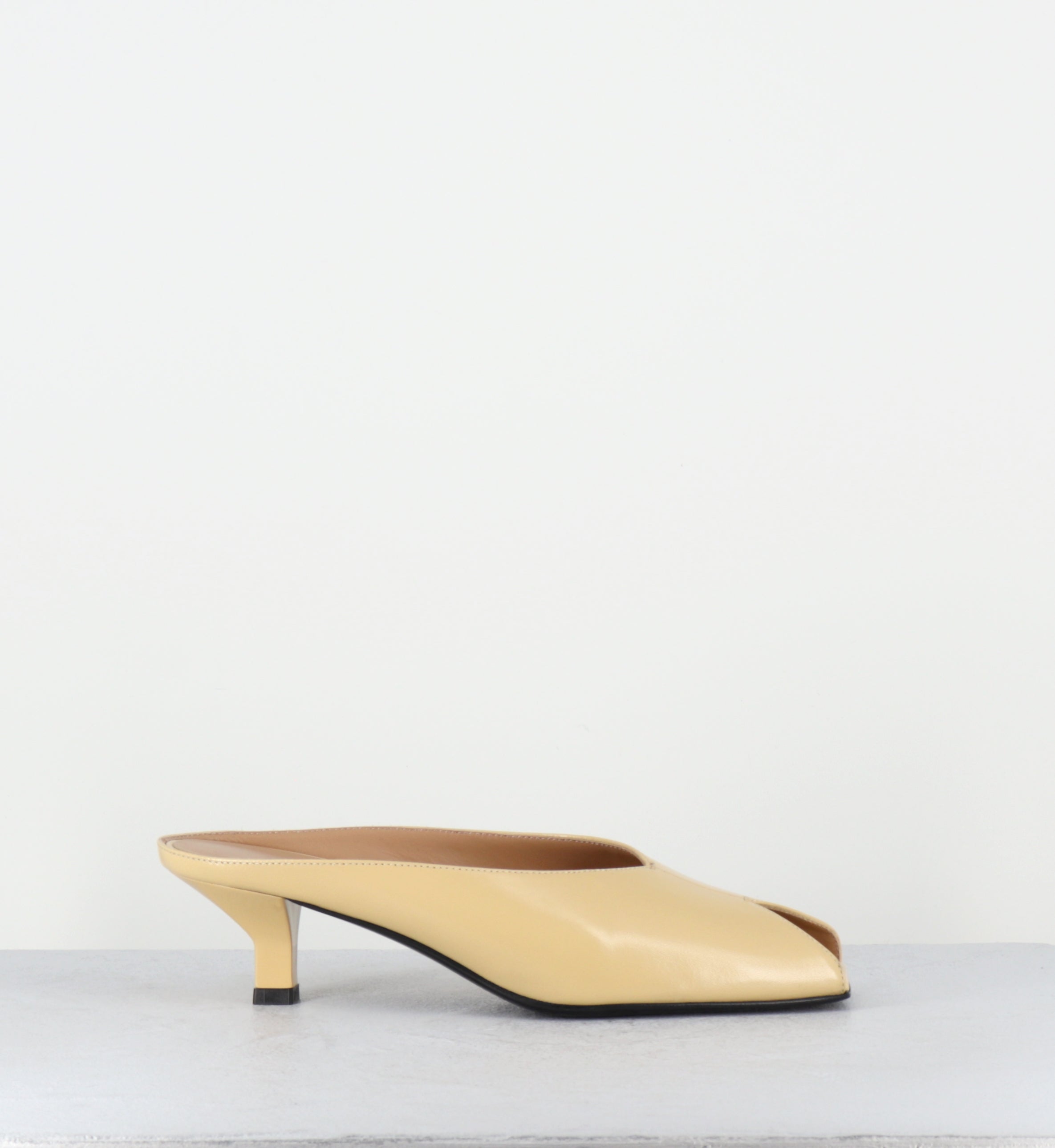Mules en cuir jaune butter petit talon - S26312 HARRODS AVENA