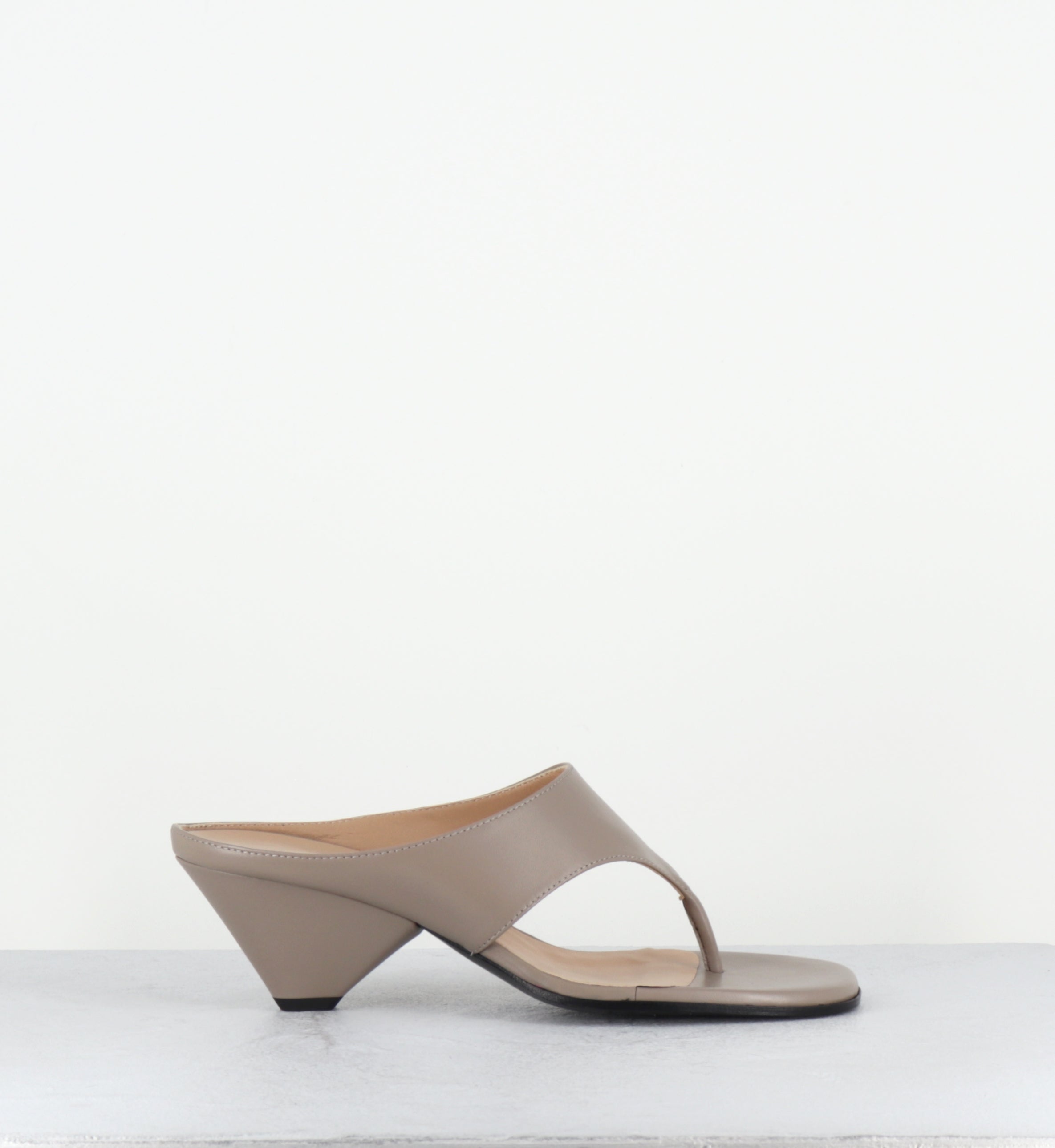 Mules tongs en cuir gris - S26360 NAPPA MALTO