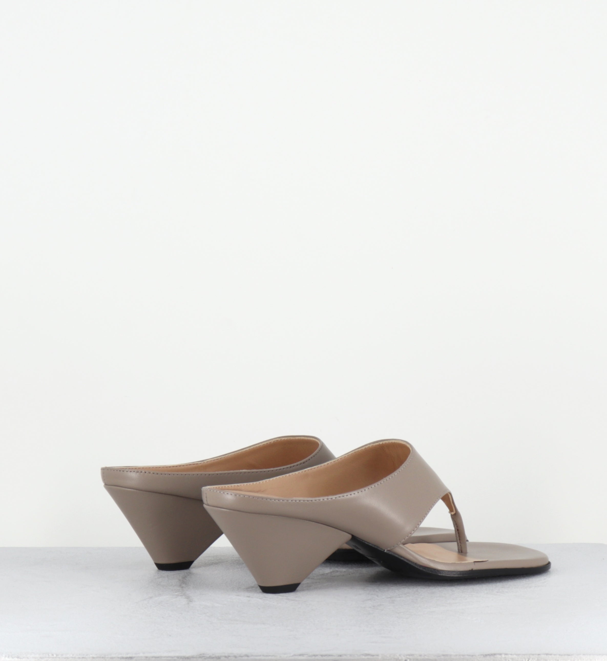 Mules tongs en cuir gris - S26360 NAPPA MALTO