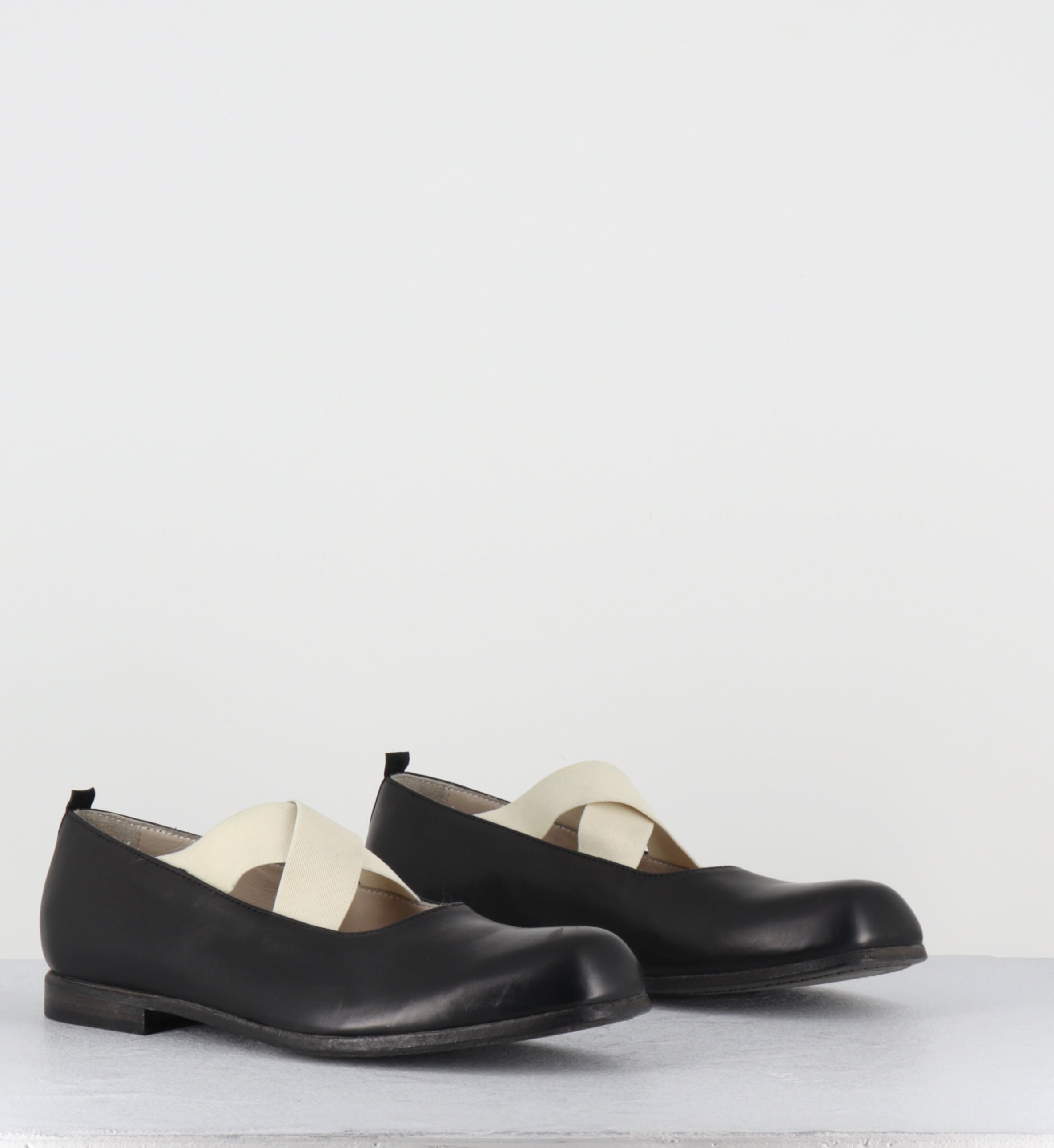 Ballerines en cuir noir à élastiques blancs - 9838 FOULARD BEIGE NERO