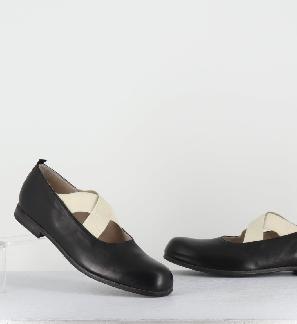 Ballerines en cuir noir à élastiques blancs - 9838 FOULARD BEIGE NERO