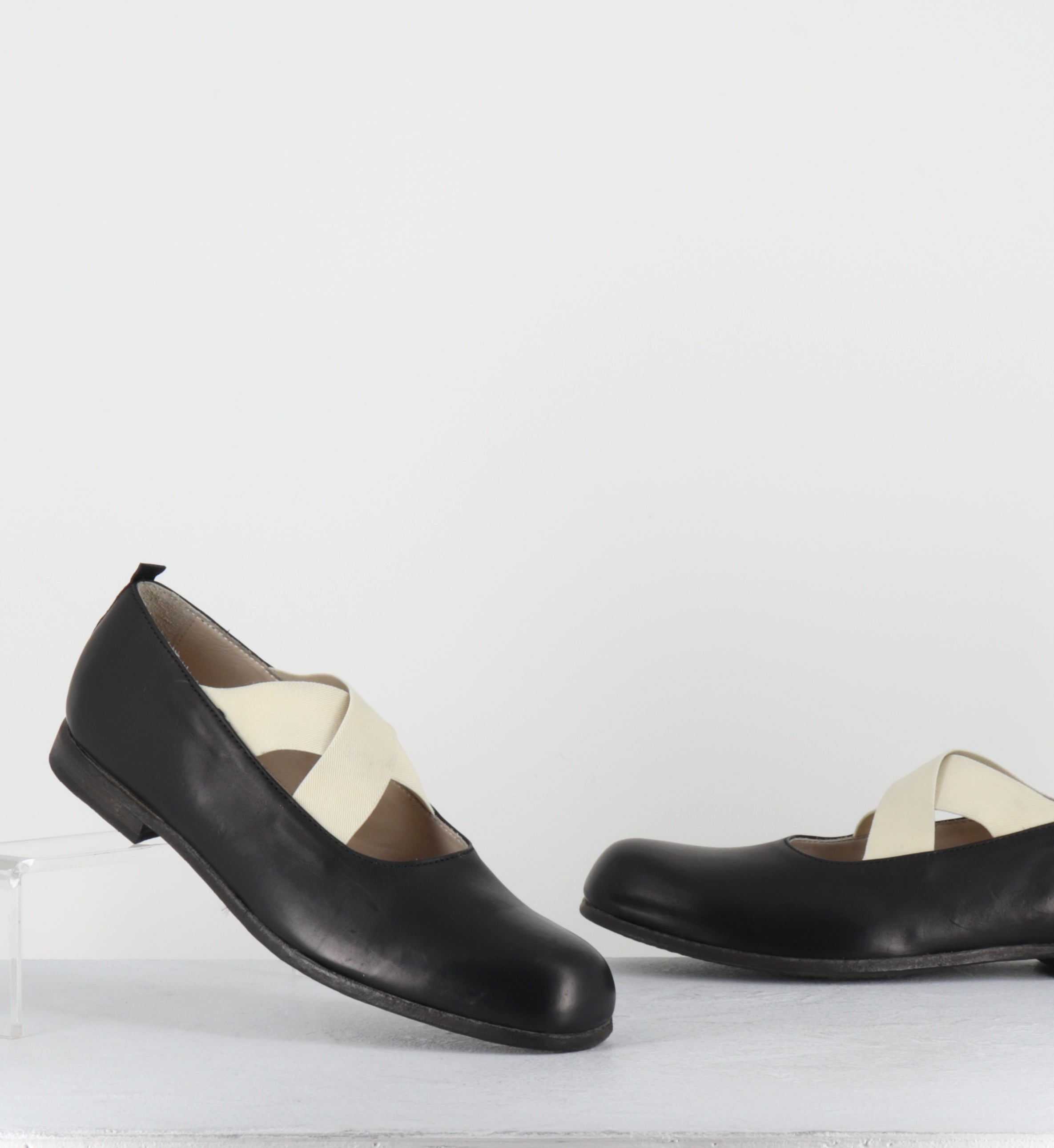 Ballerines en cuir noir à élastiques blancs - 9838 FOULARD BEIGE NERO