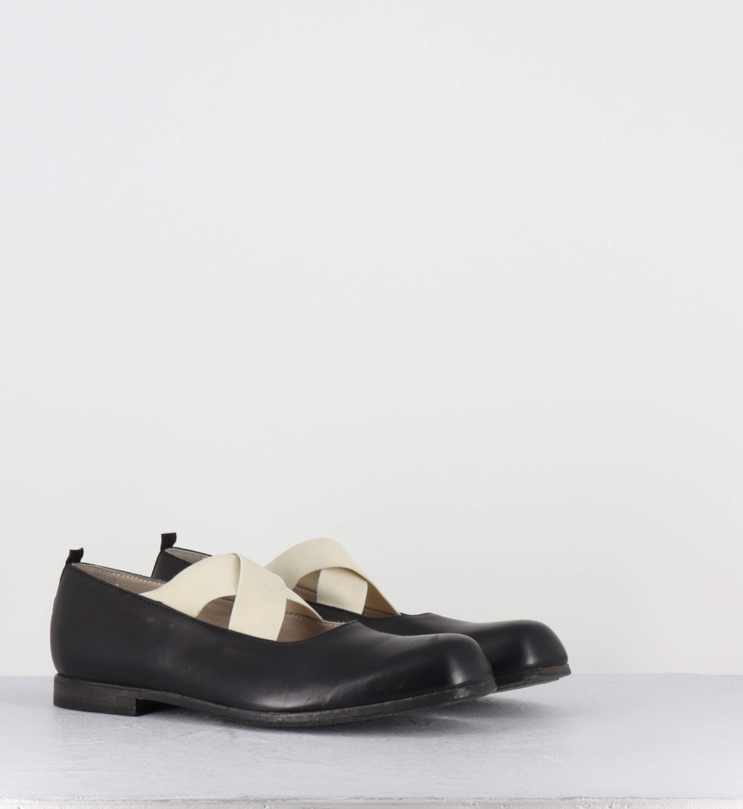 Ballerines en cuir noir à élastiques blancs - 9838 FOULARD BEIGE NERO