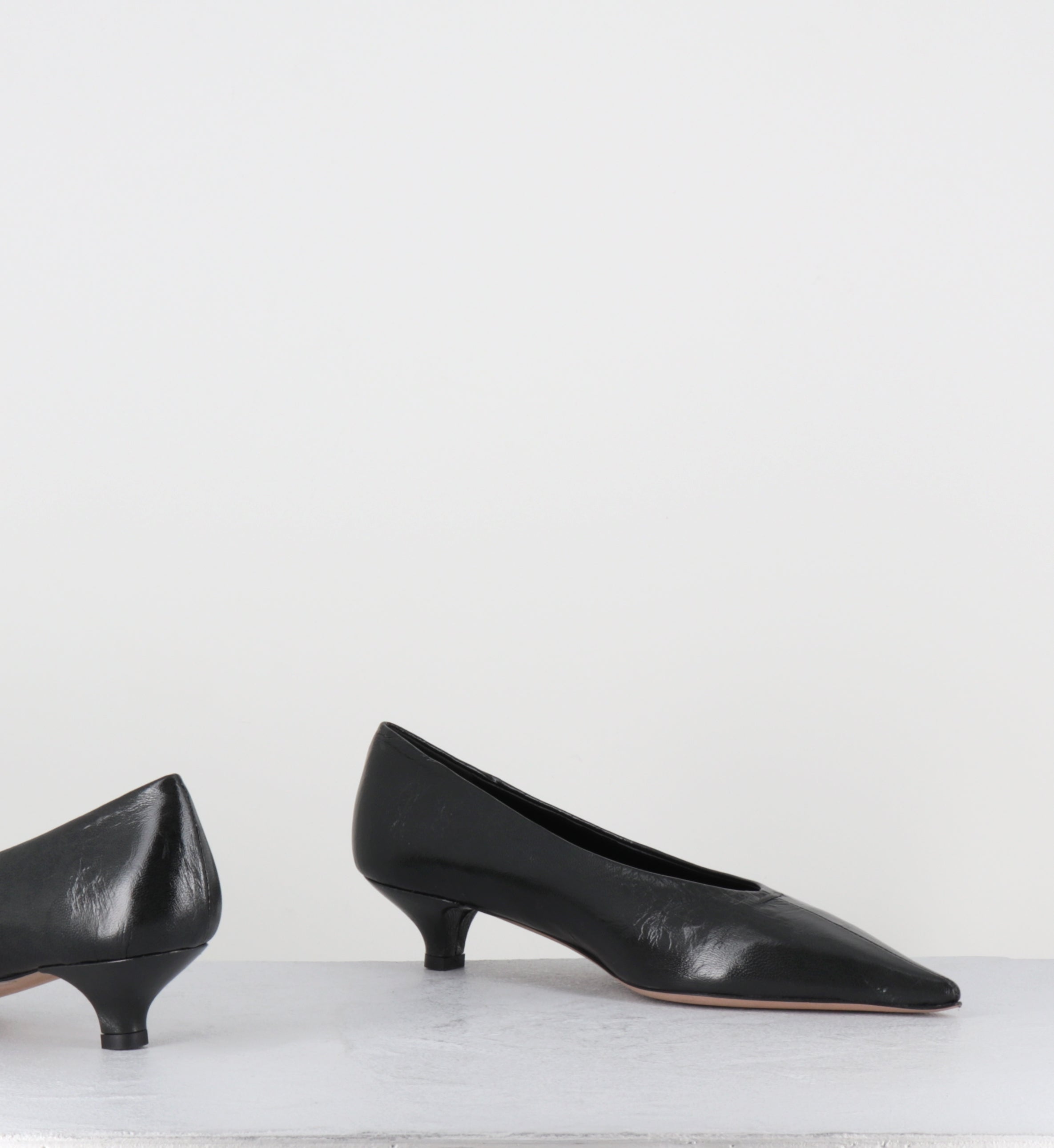 Escarpins pointus en cuir gris petit talon - VESTAX LATEX GRIGIO