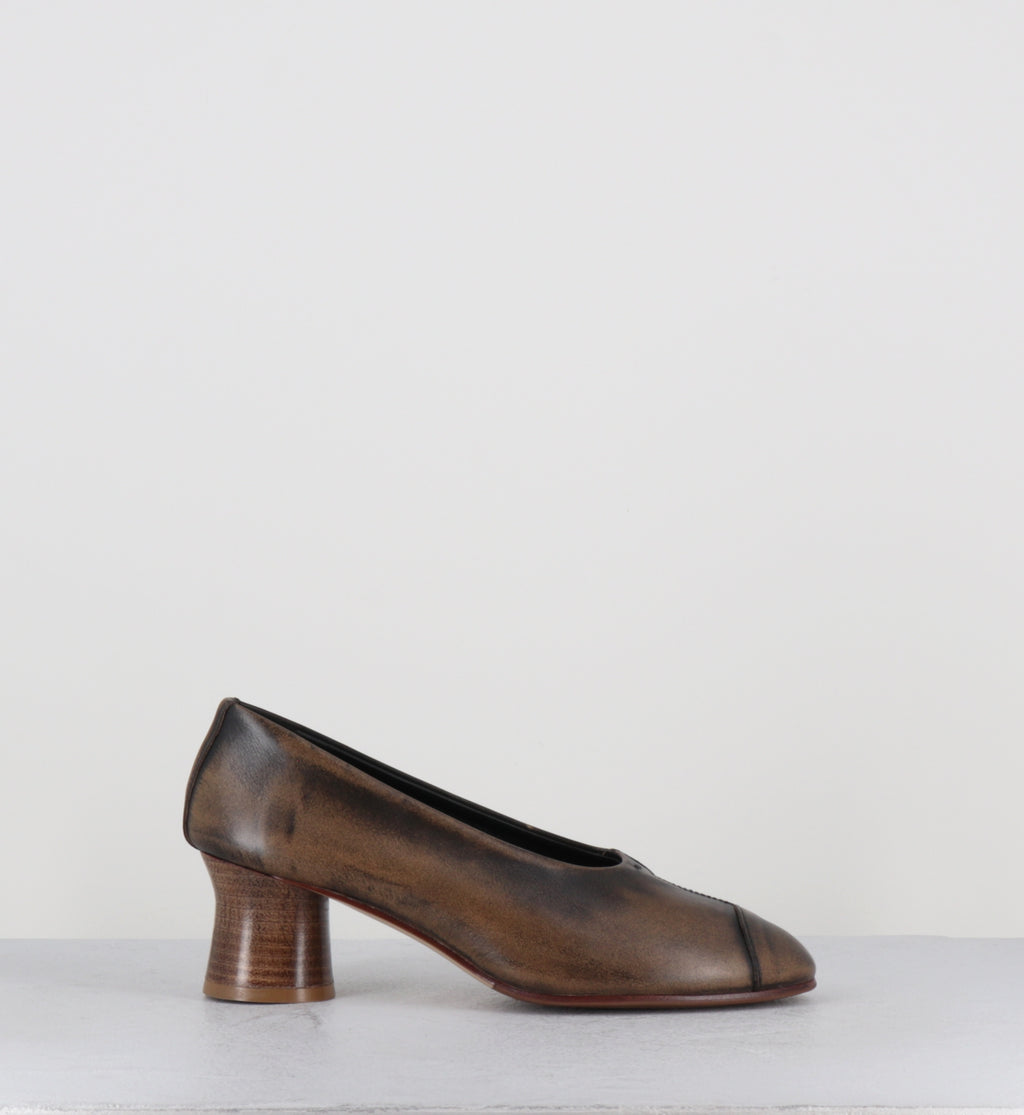 Escarpins en cuir marron distressed - CODA BISCOTTO COWHIDE