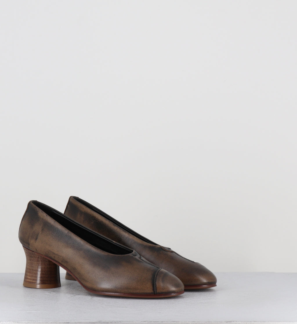 Escarpins en cuir marron distressed - CODA BISCOTTO COWHIDE