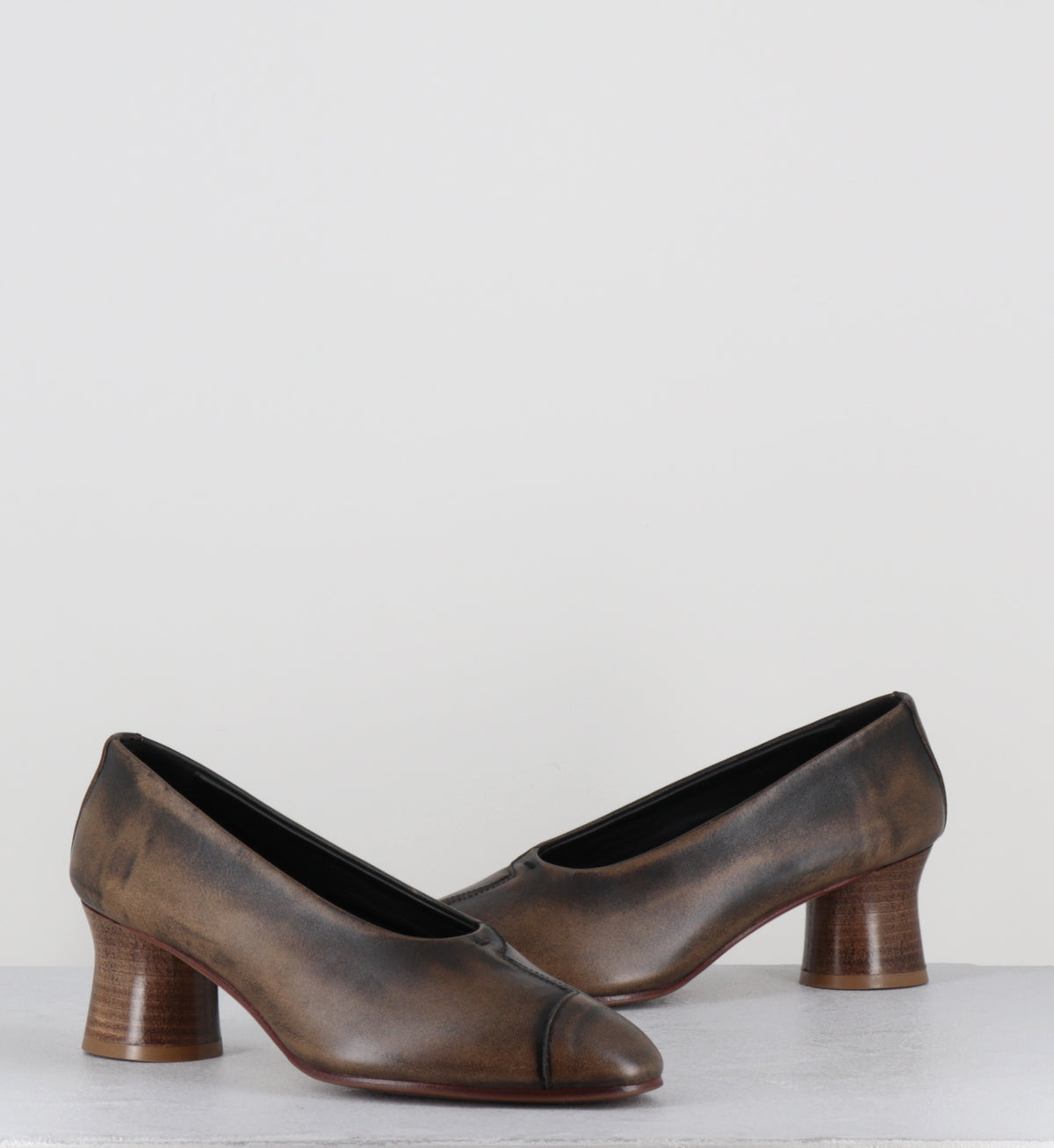 Escarpins en cuir marron distressed - CODA BISCOTTO COWHIDE
