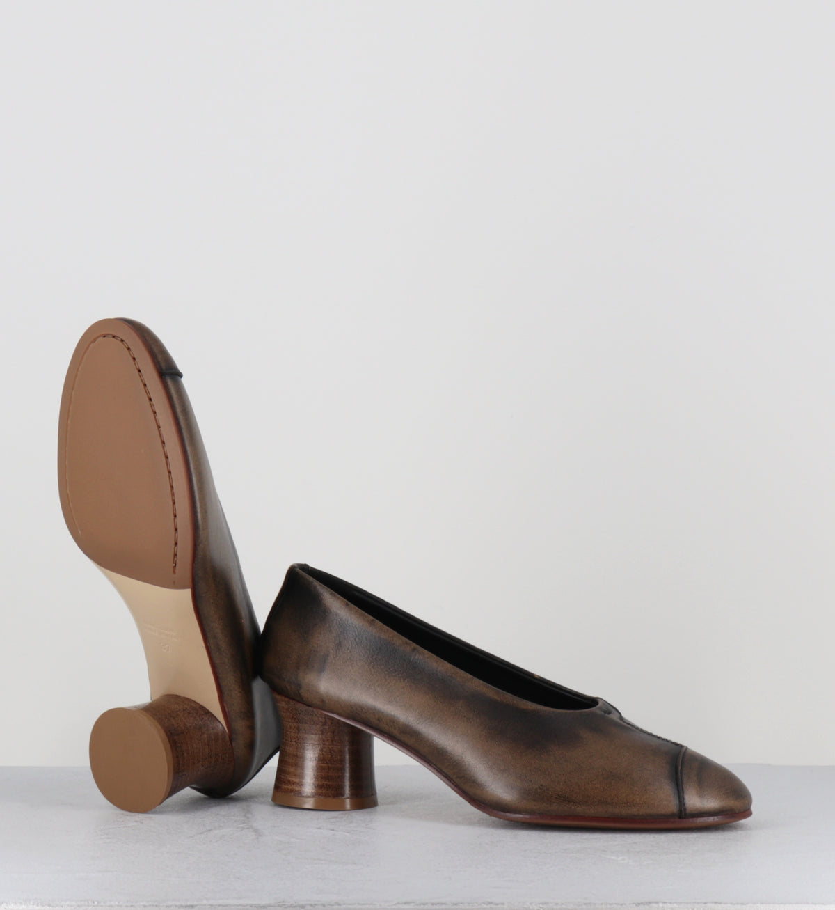 Escarpins en cuir marron distressed - CODA BISCOTTO COWHIDE