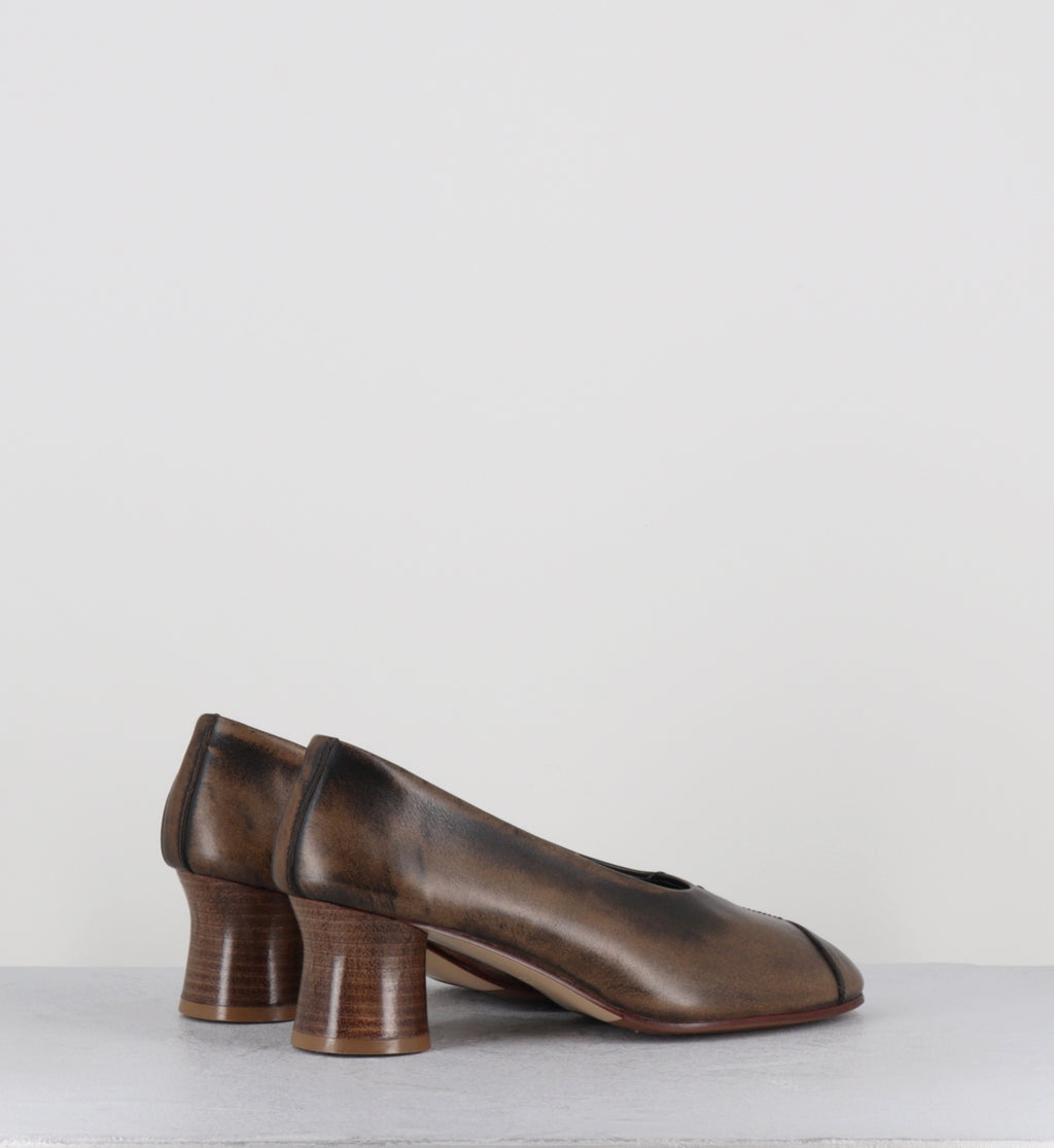 Escarpins en cuir marron distressed - CODA BISCOTTO COWHIDE