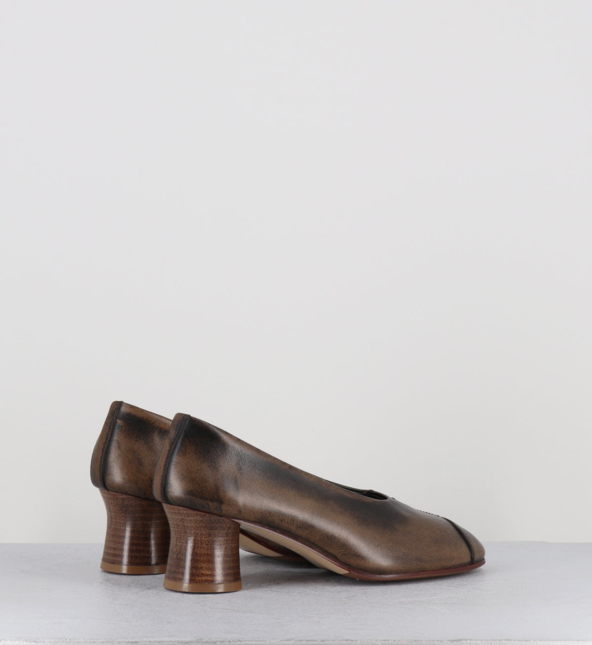 Escarpins en cuir marron distressed - CODA BISCOTTO COWHIDE