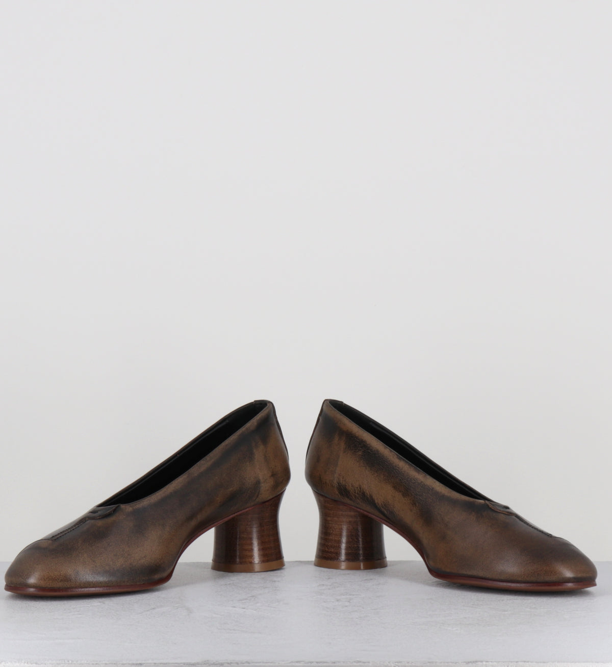 Escarpins en cuir marron distressed - CODA BISCOTTO COWHIDE