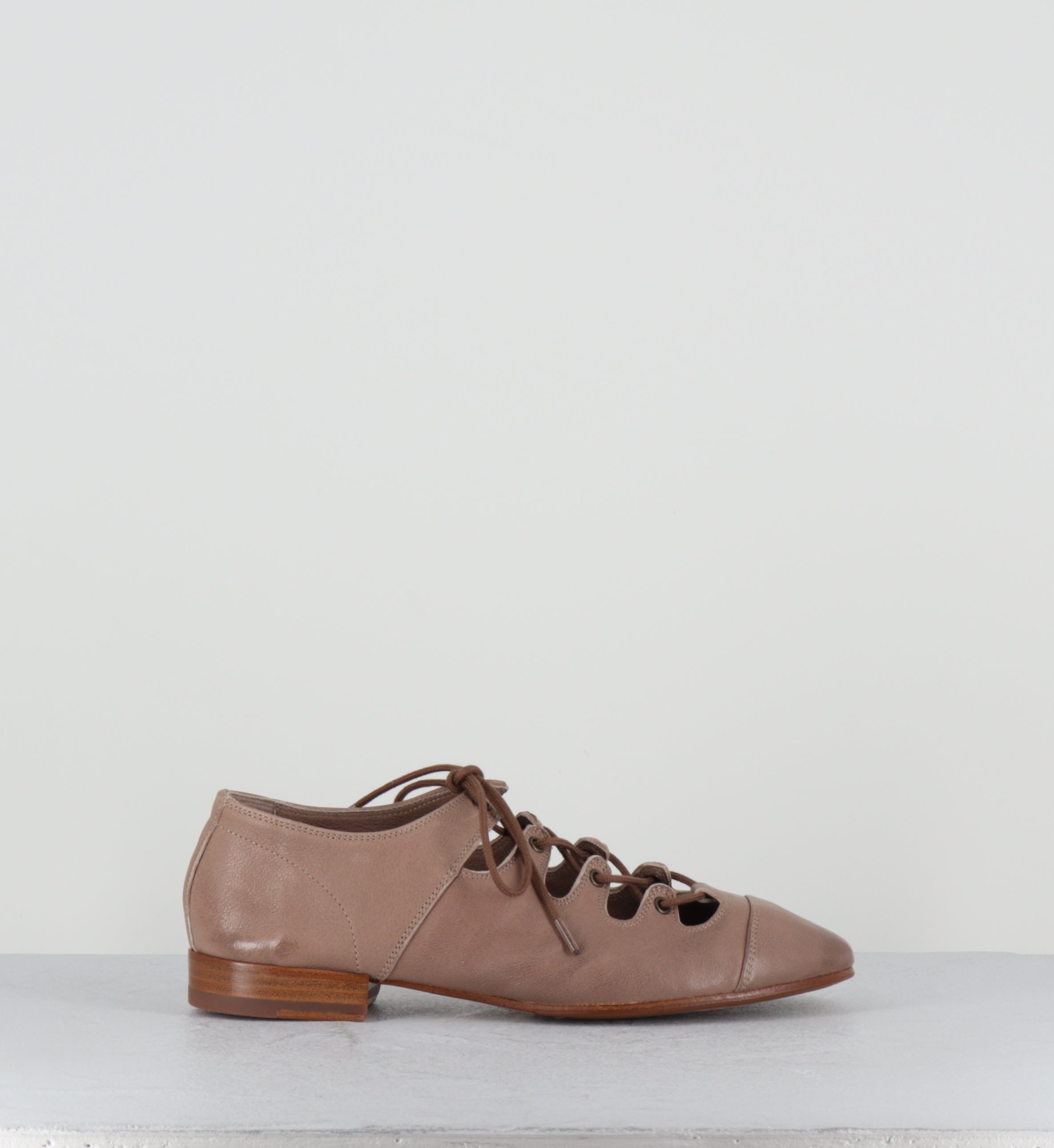 Ballerines à lacets en cuir vieux rose - GHILLE BEIGE SKIN