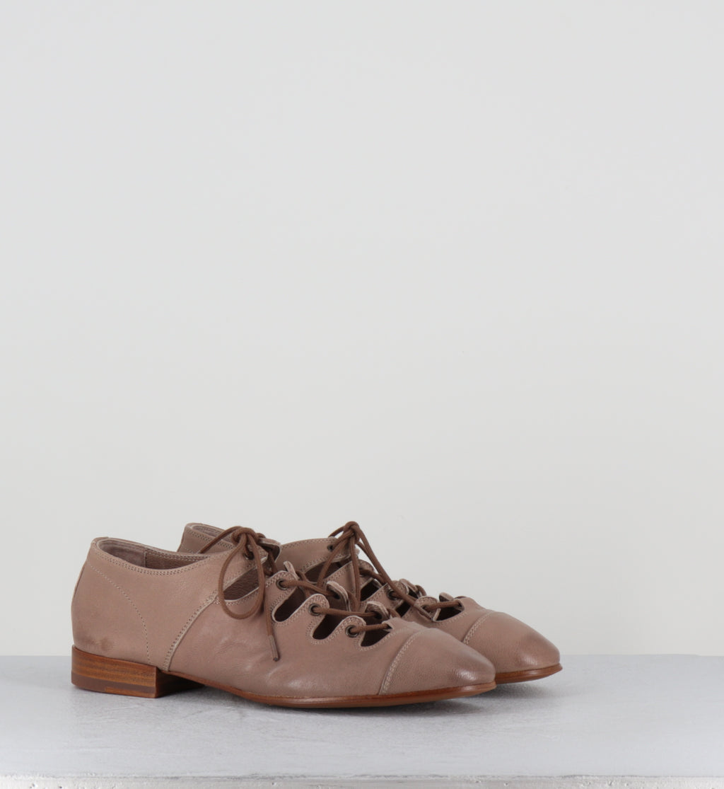 Ballerines à lacets en cuir vieux rose - GHILLE BEIGE SKIN