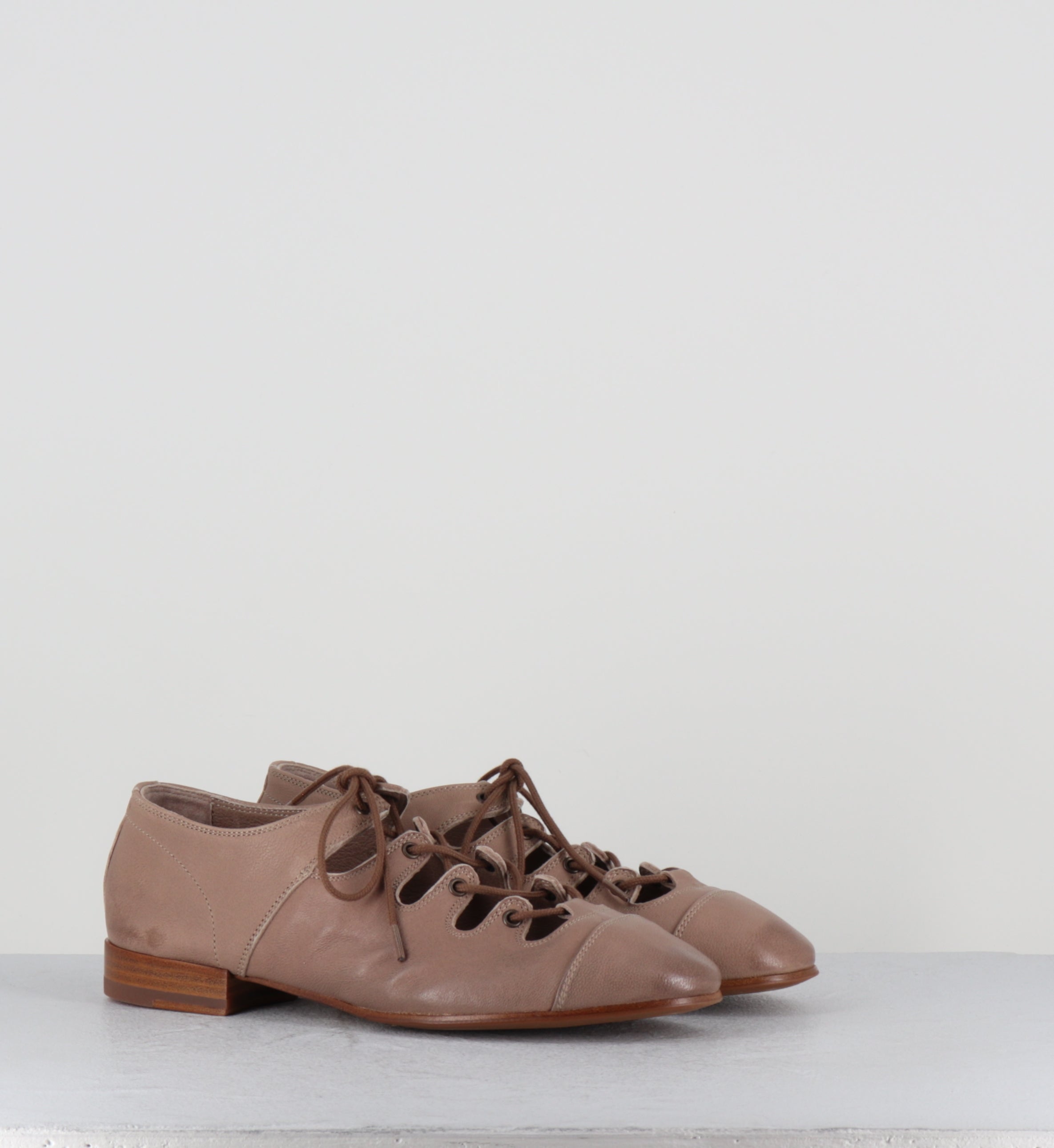 Ballerines à lacets en cuir vieux rose - GHILLE BEIGE SKIN