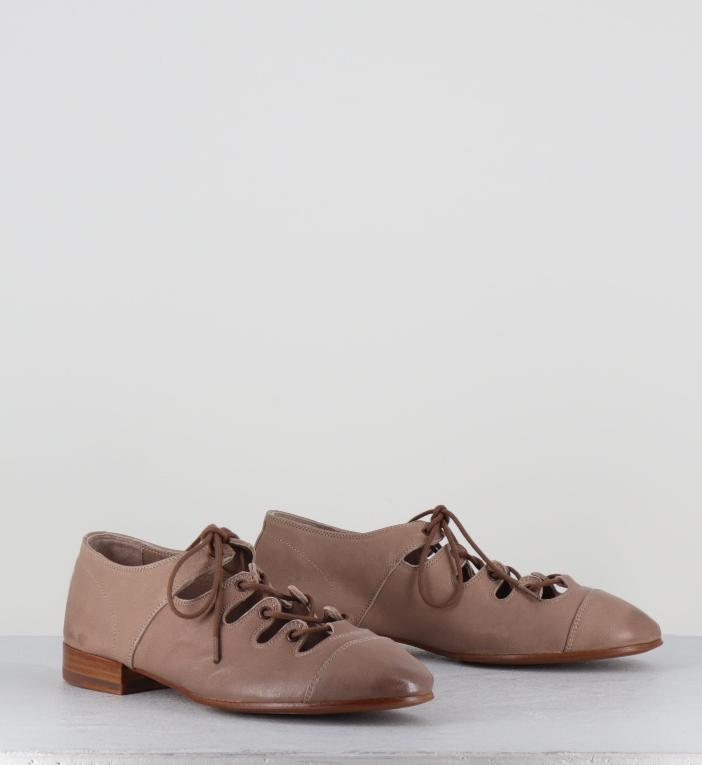 Ballerines à lacets en cuir vieux rose - GHILLE BEIGE SKIN