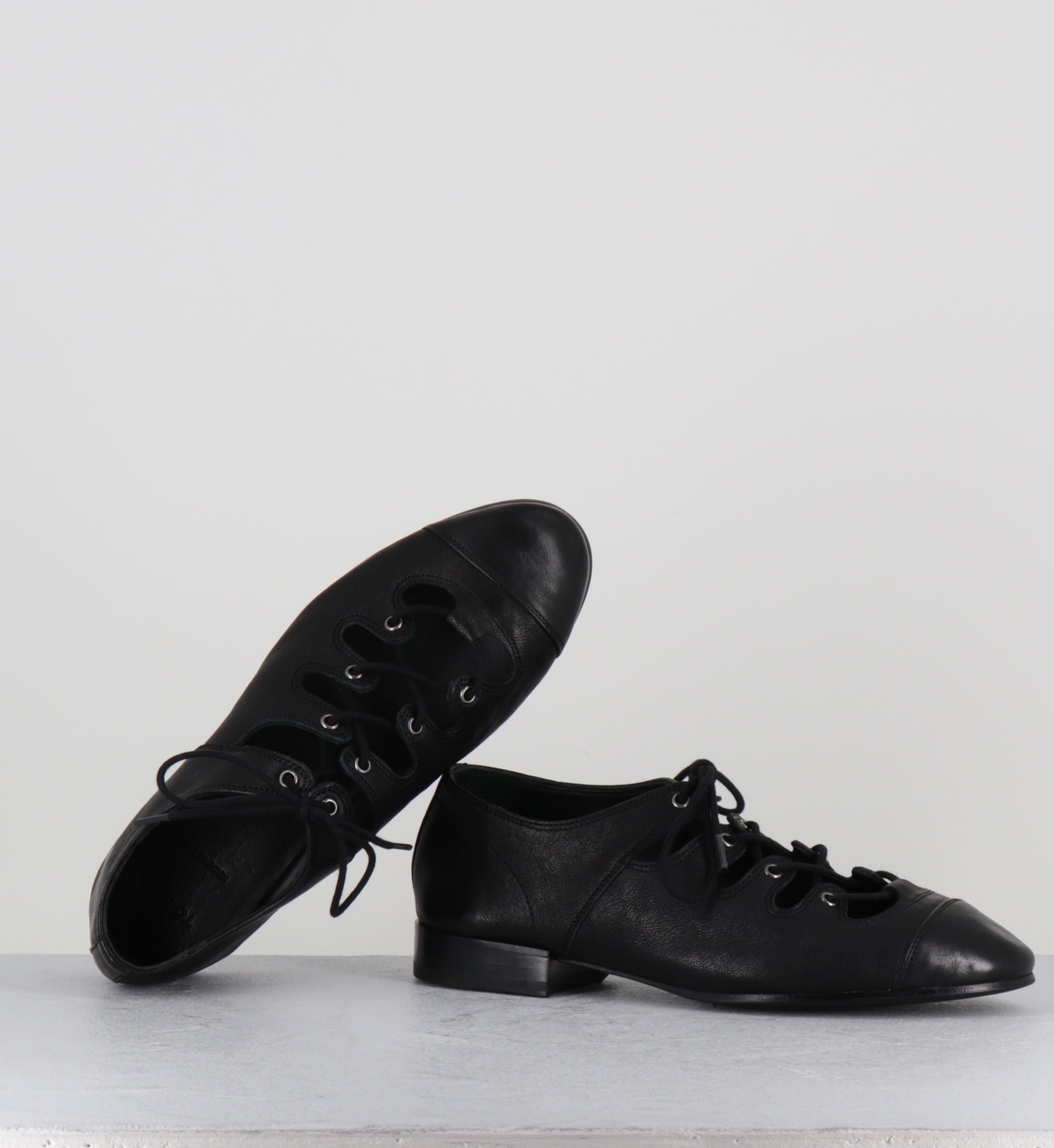 Ballerines à lacets en cuir noir - GHILLE BLACK SKIN