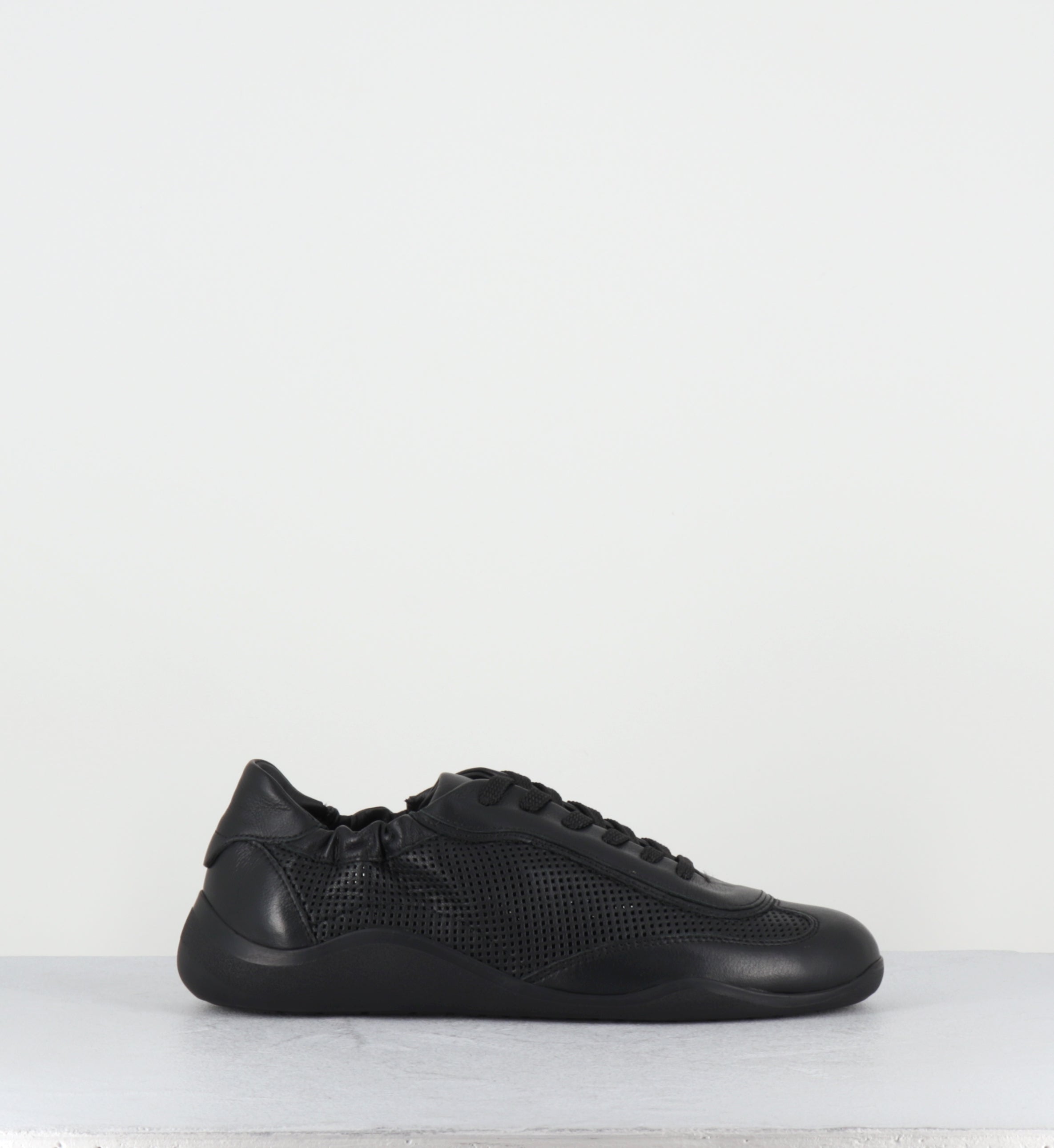 Sneakers en cuir noir ajouré - 1K5100D TRAVEL BLACK