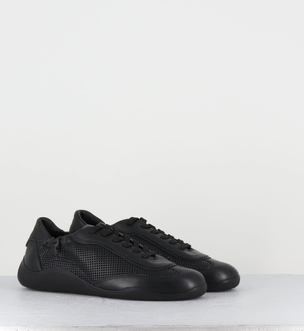 Sneakers en cuir noir ajouré - 1K5100D TRAVEL BLACK