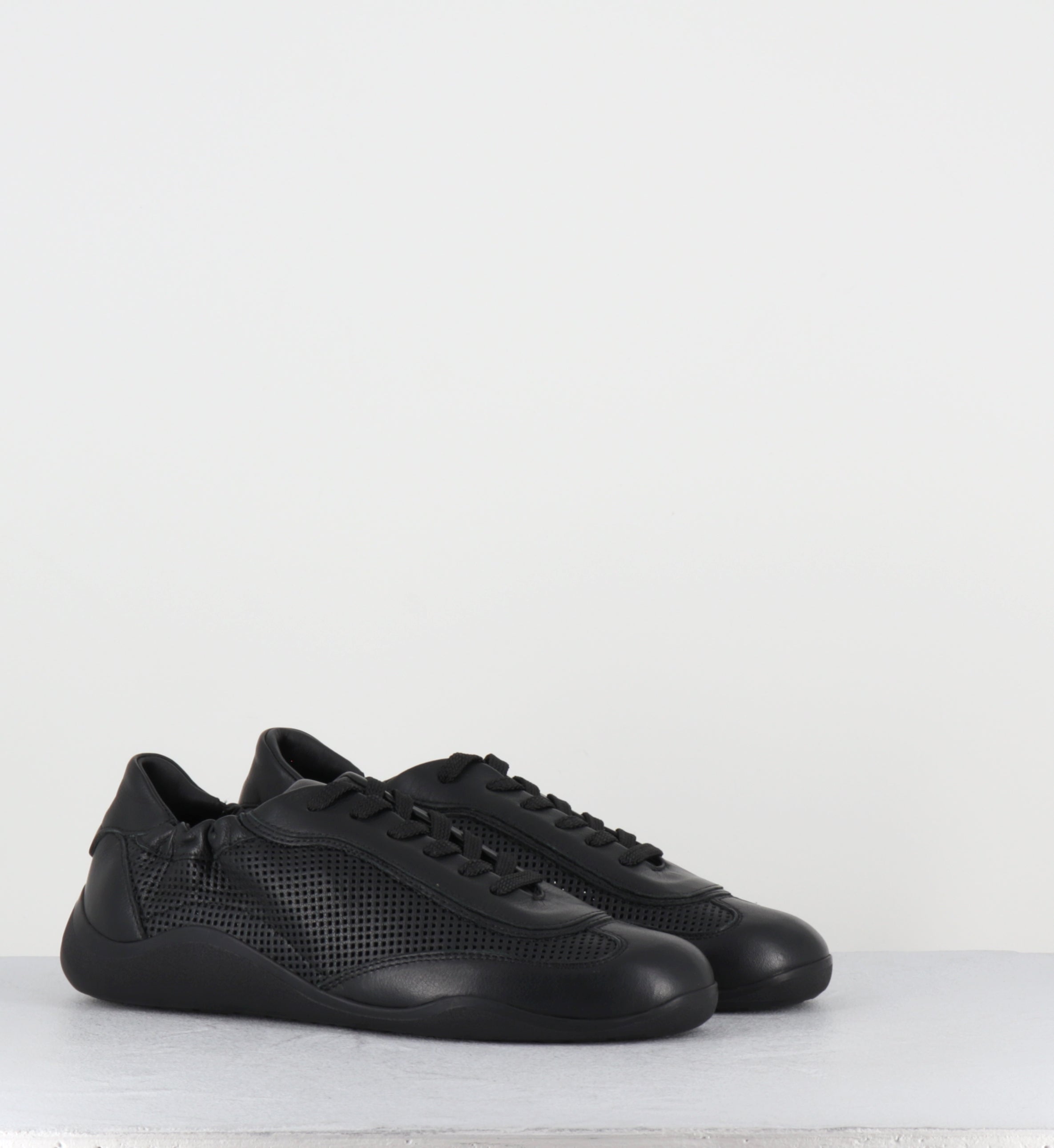 Sneakers en cuir noir ajouré - 1K5100D TRAVEL BLACK