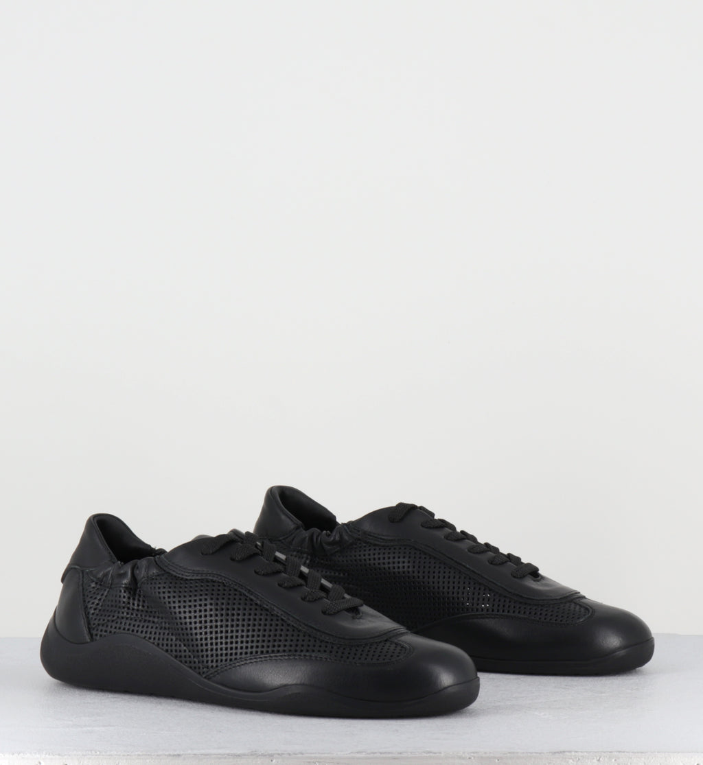 Sneakers en cuir noir ajouré - 1K5100D TRAVEL BLACK