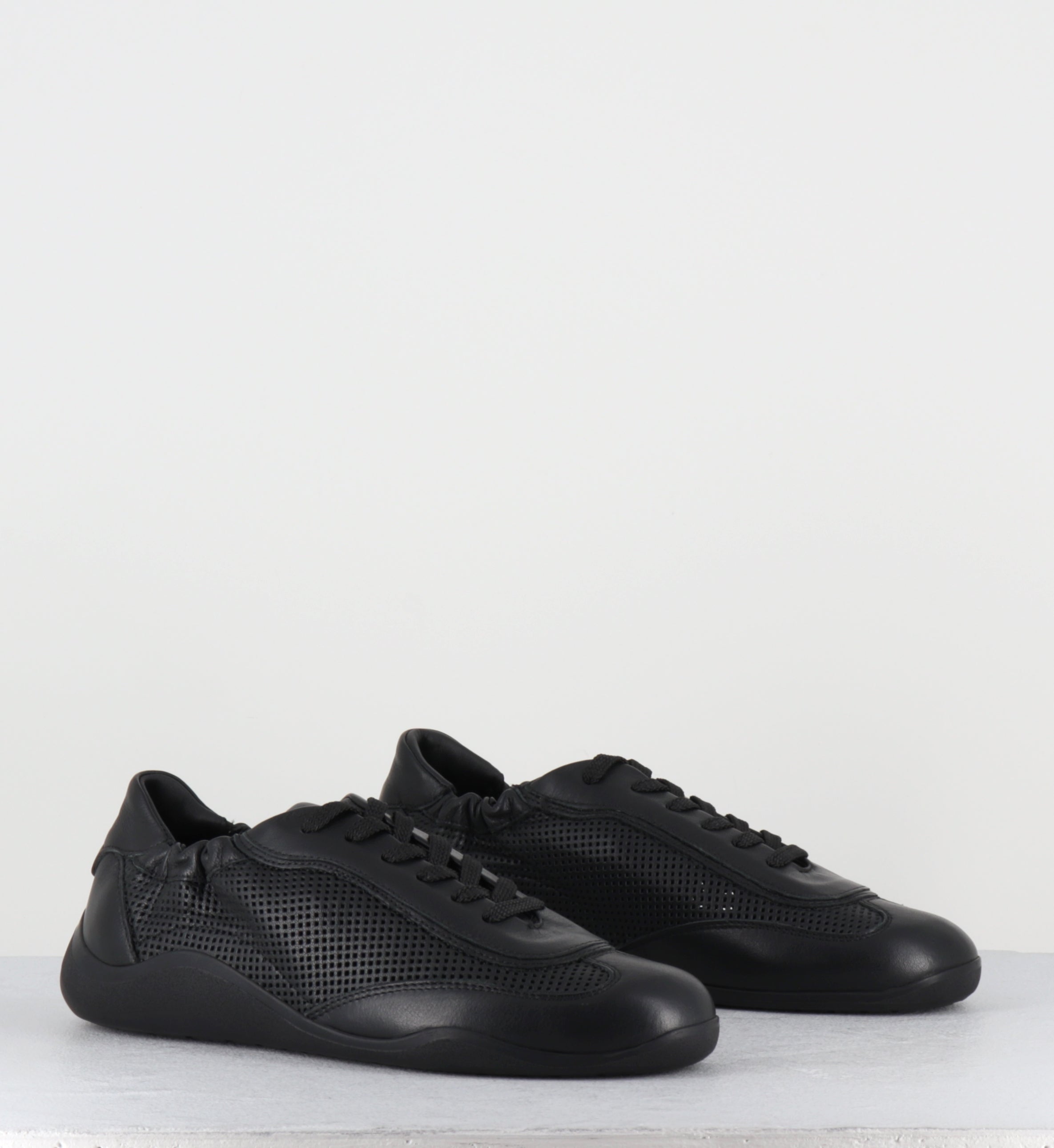Sneakers en cuir noir ajouré - 1K5100D TRAVEL BLACK
