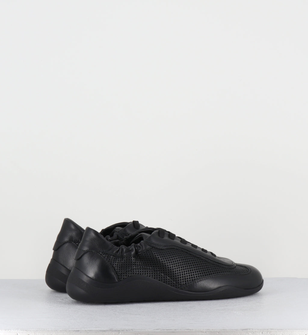 Sneakers en cuir noir ajouré - 1K5100D TRAVEL BLACK