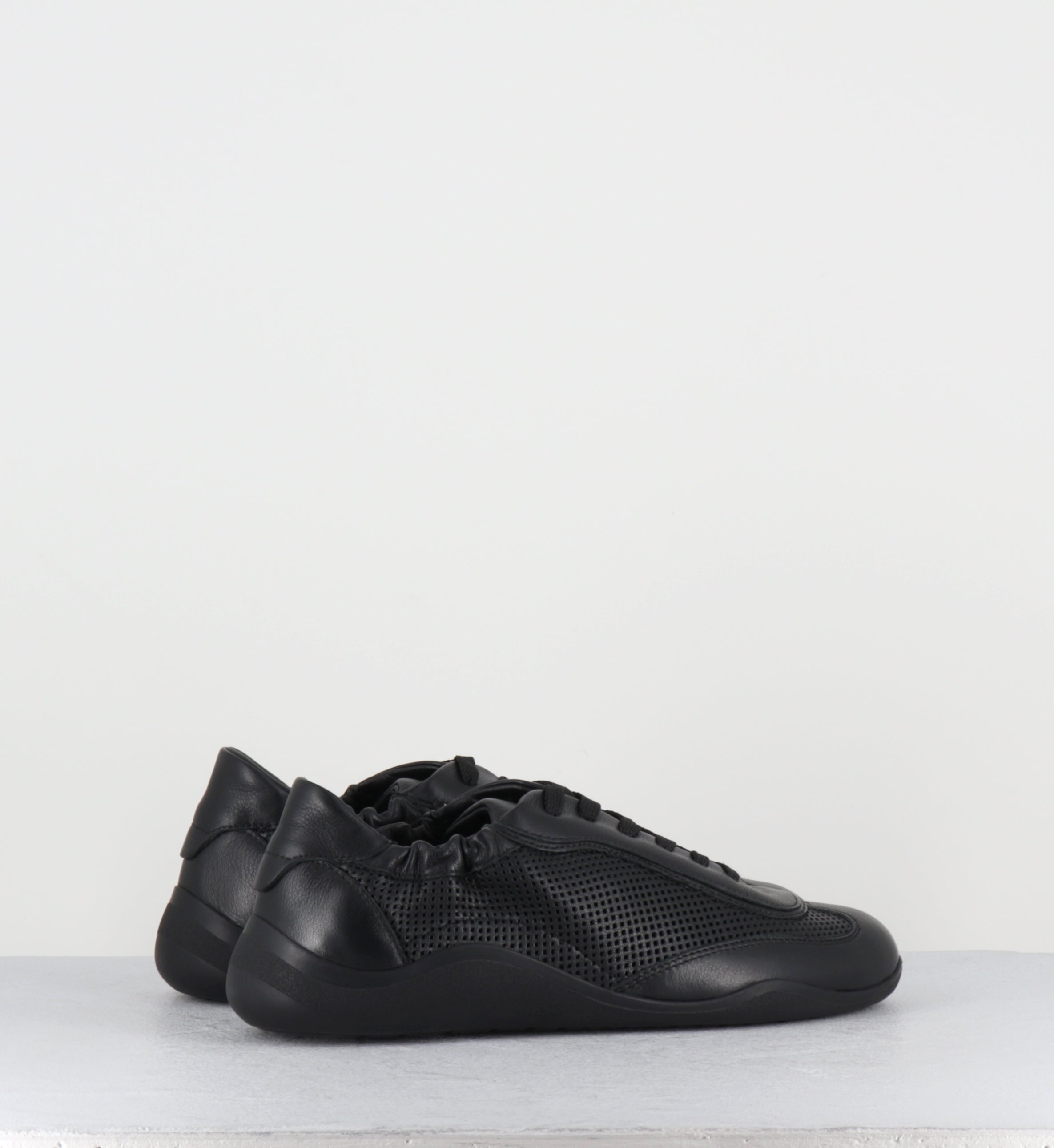 Sneakers en cuir noir ajouré - 1K5100D TRAVEL BLACK