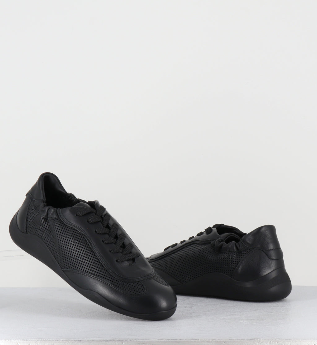 Sneakers en cuir noir ajouré - 1K5100D TRAVEL BLACK