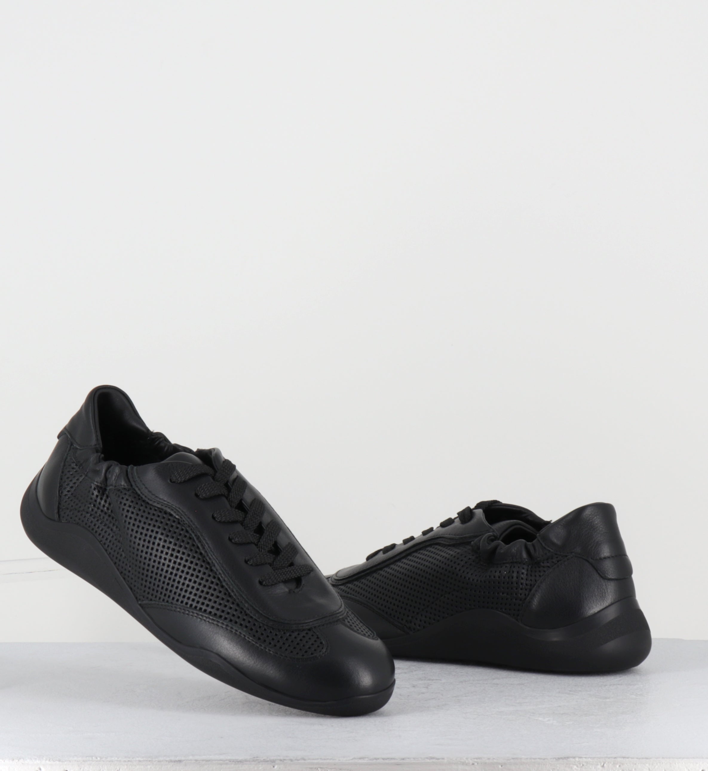 Sneakers en cuir noir ajouré - 1K5100D TRAVEL BLACK