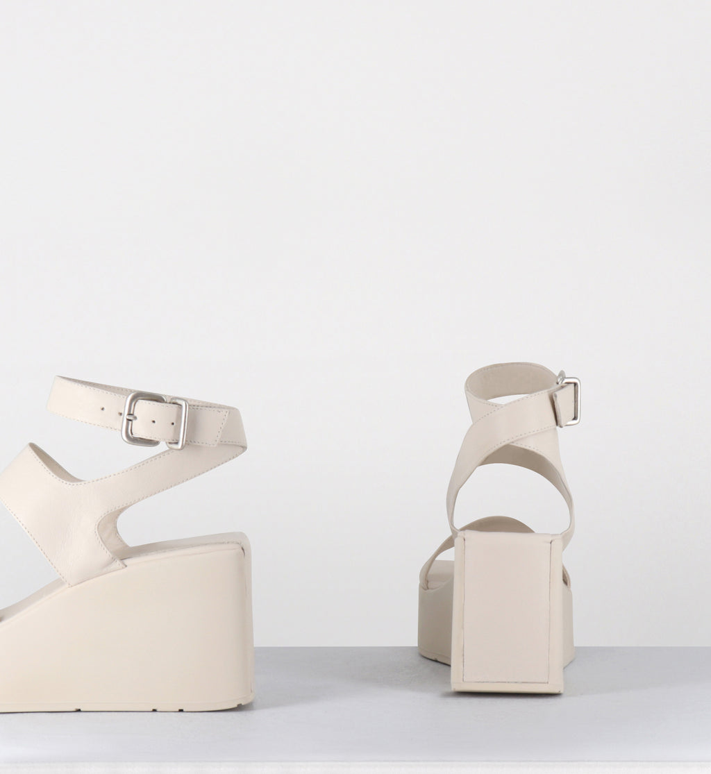 Sandales compensées en cuir blanc - 1K5456D TRAVEL OSSO