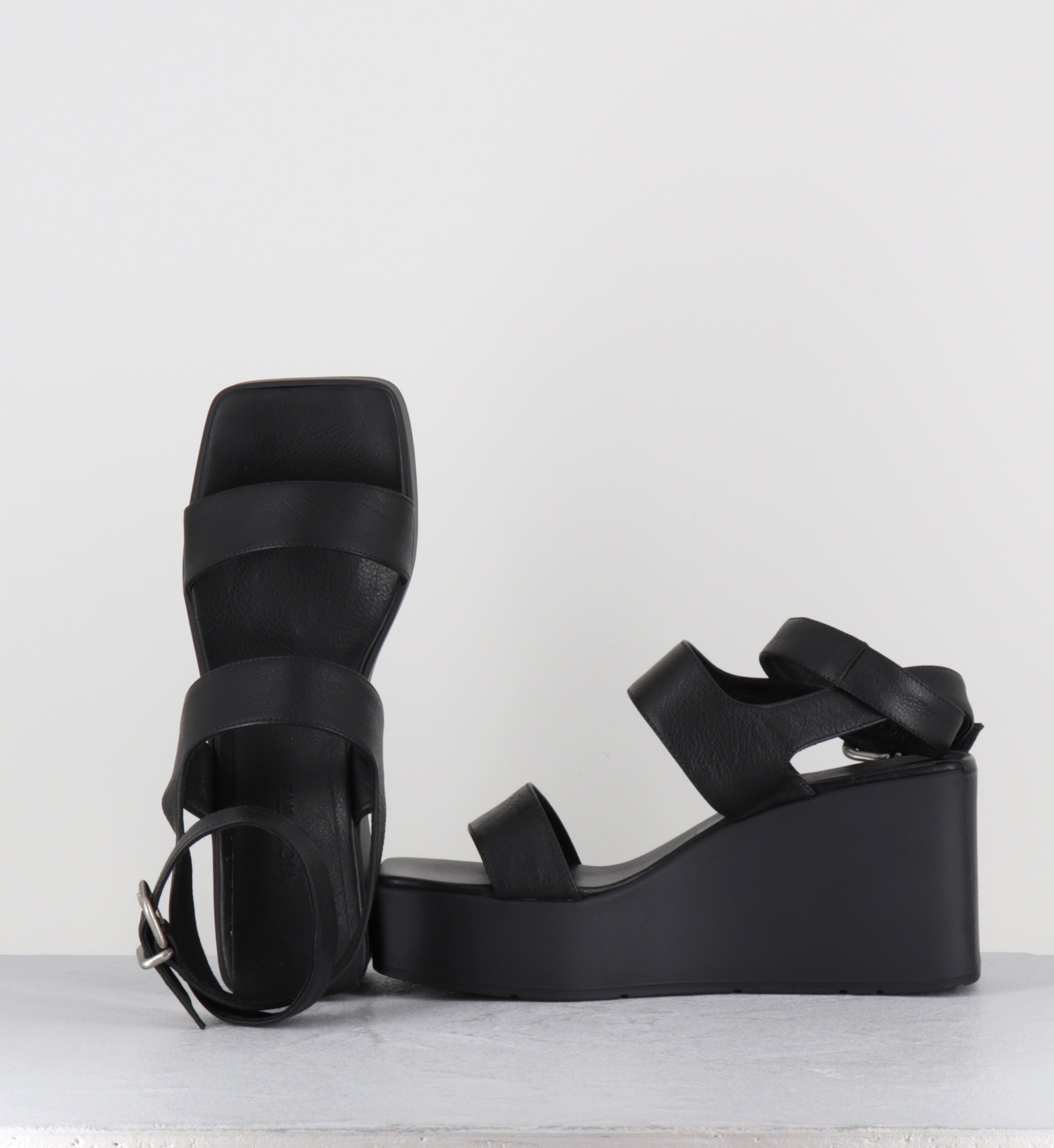 Sandales compensées en cuir noir - 1K5456D TRAVEL BLACK