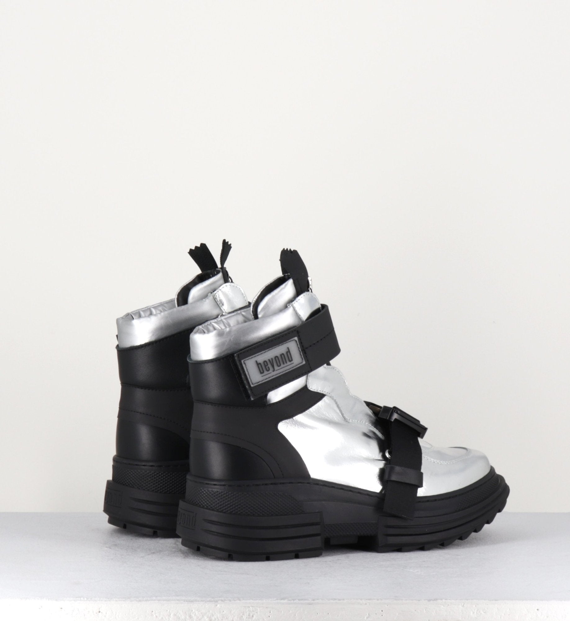 Bottines à semelle épaisse en cuir argent Beyond shoes - DIANNA
