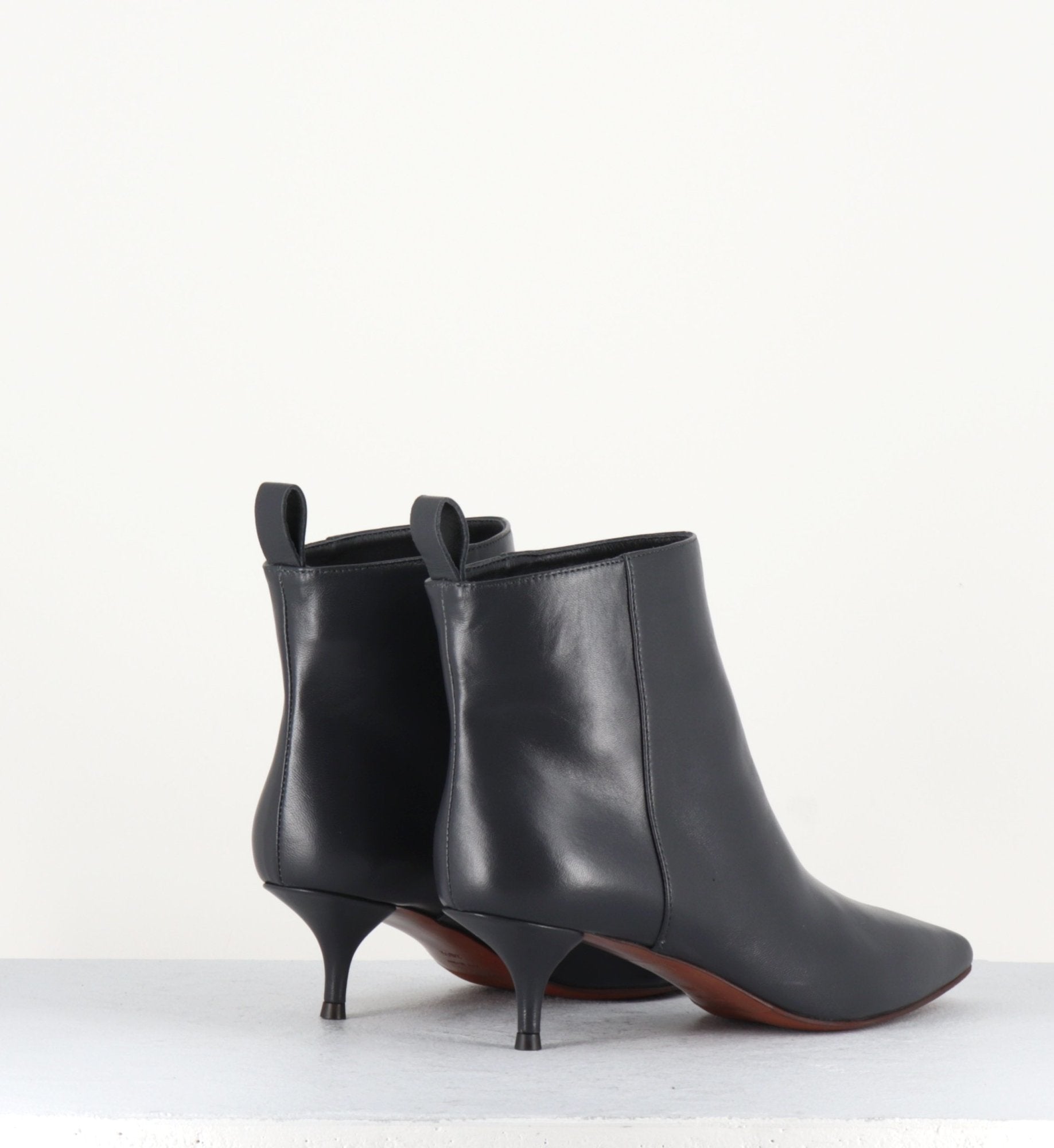 Bottines pointues en cuir gris et petit talon aiguille L'autre Chose - LDH004