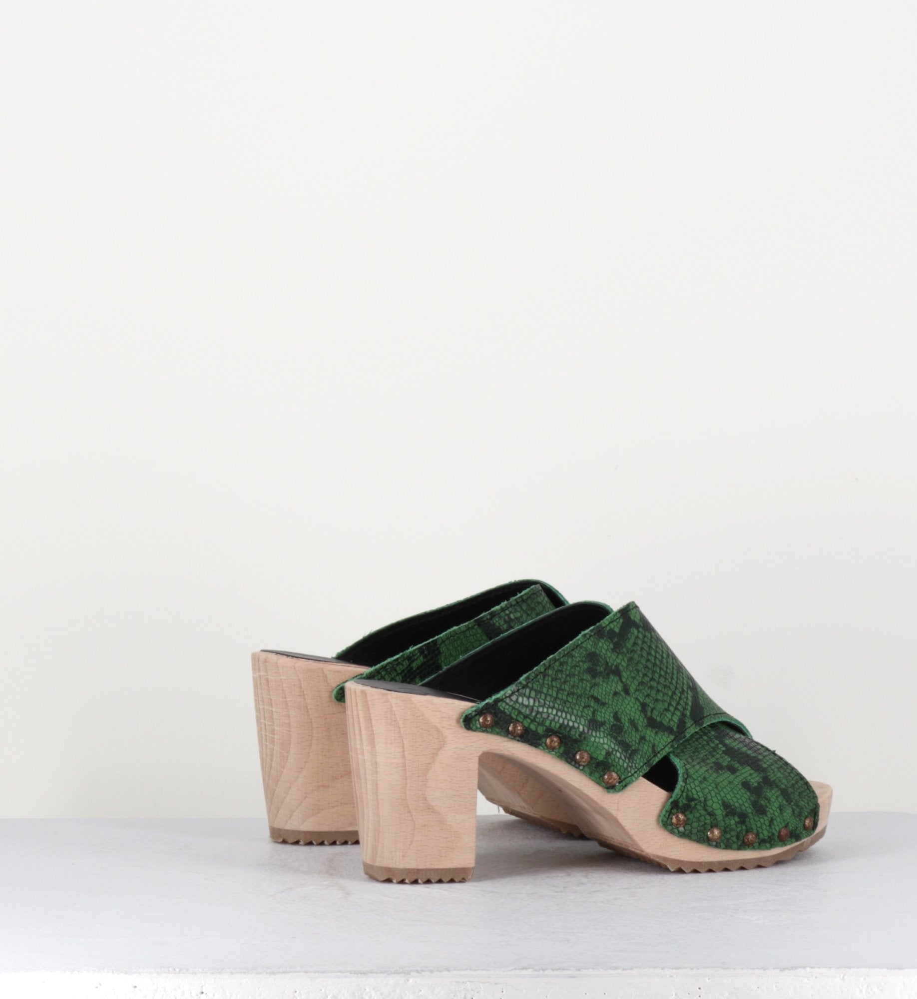 Sandales-sabots en cuir vert imprimé python - RITA PYTHON