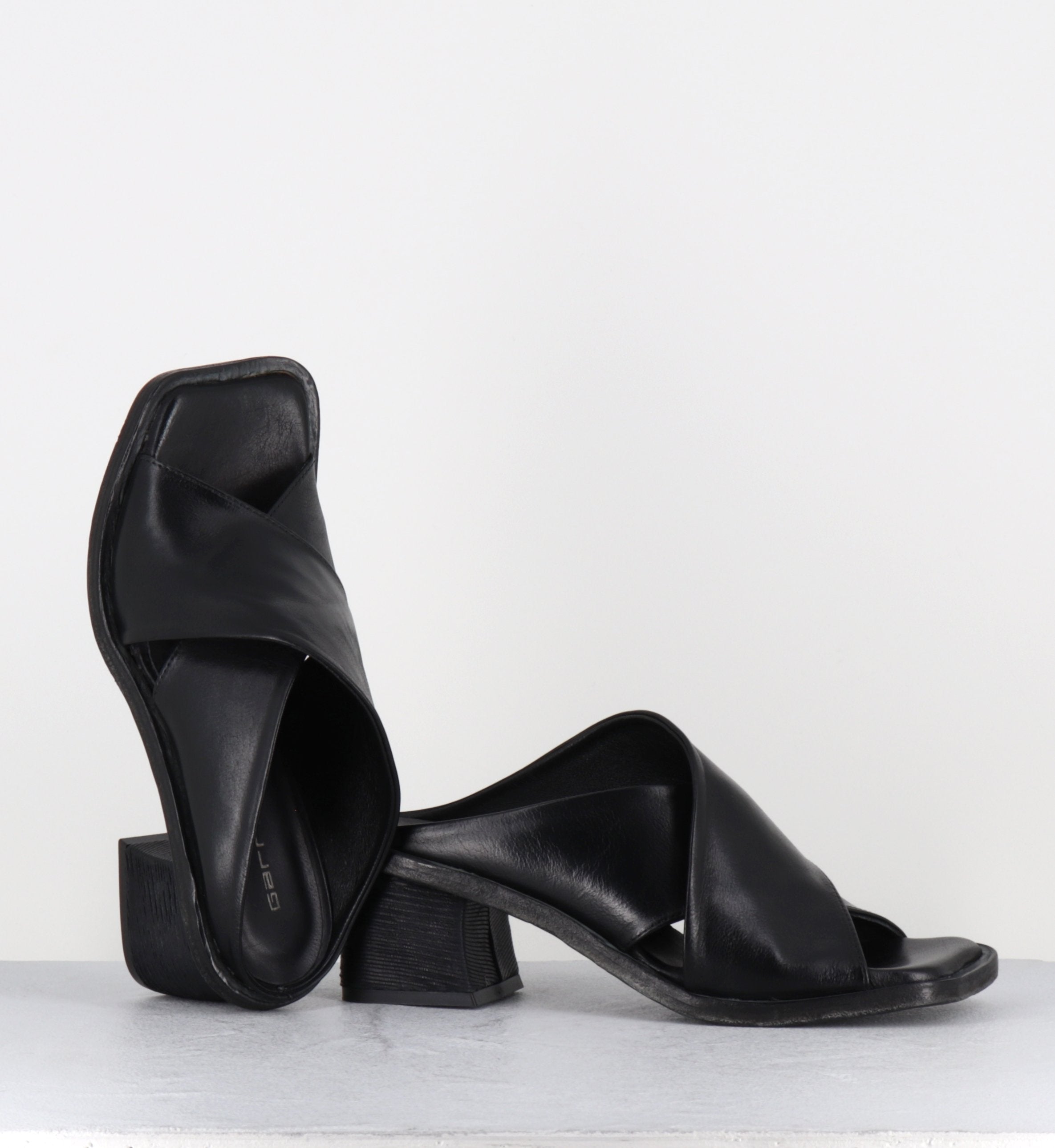 Mules en cuir noir talon déstucturé - LOTOU SUAVE NERO