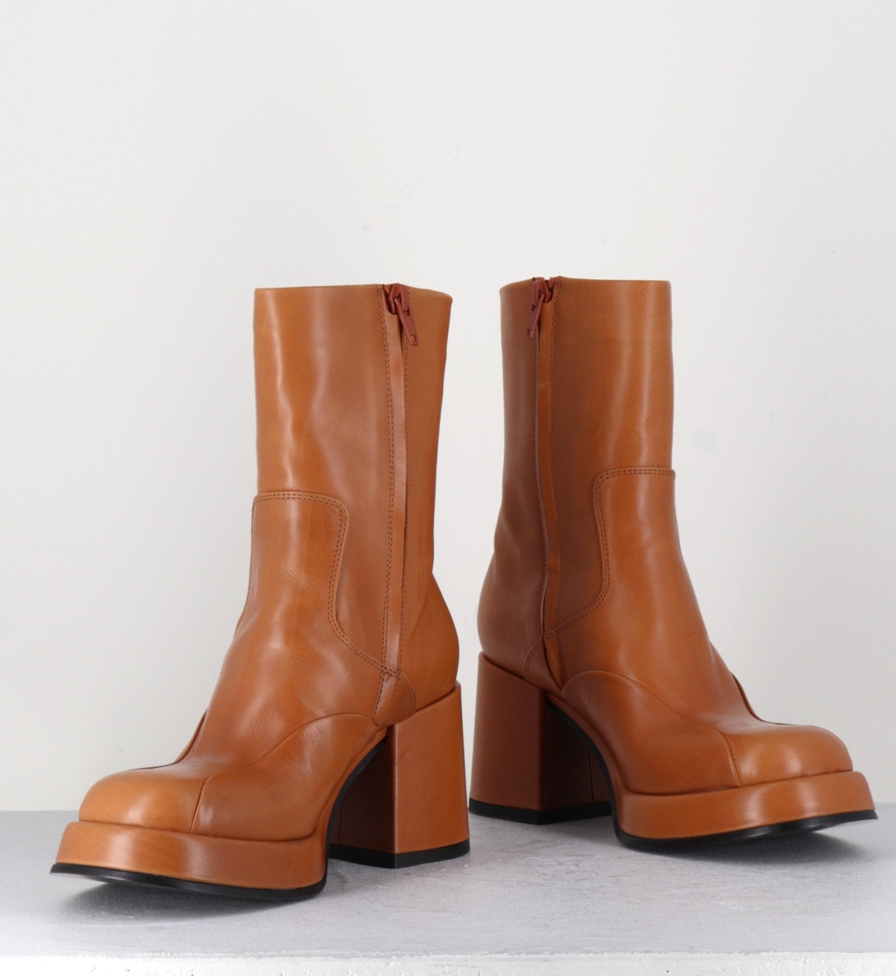 Boots 70s en cuir beige - ARCHI CUOIO