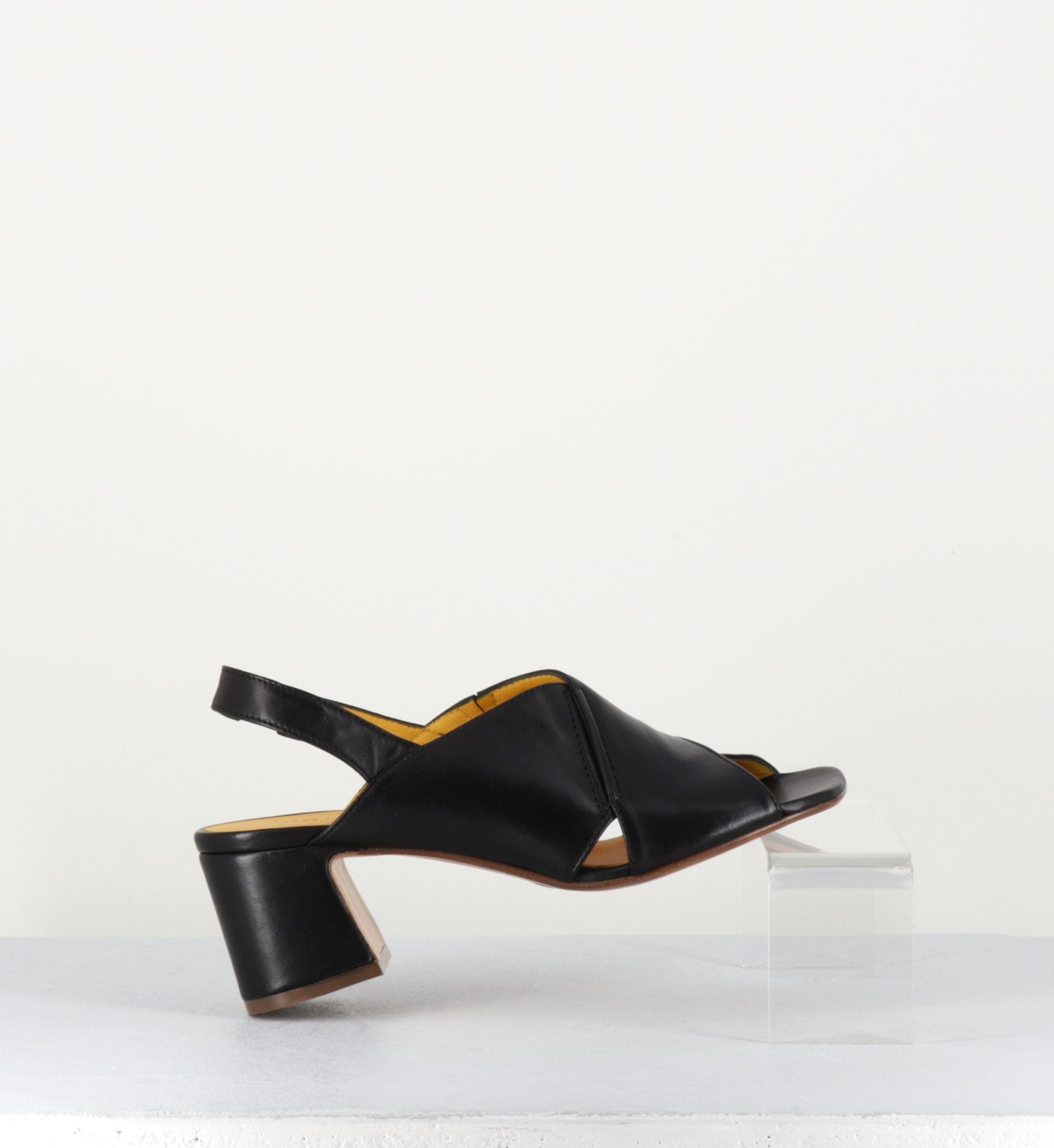 Sandales en cuir noir petit talon bout carré - L864 GLOV NERO